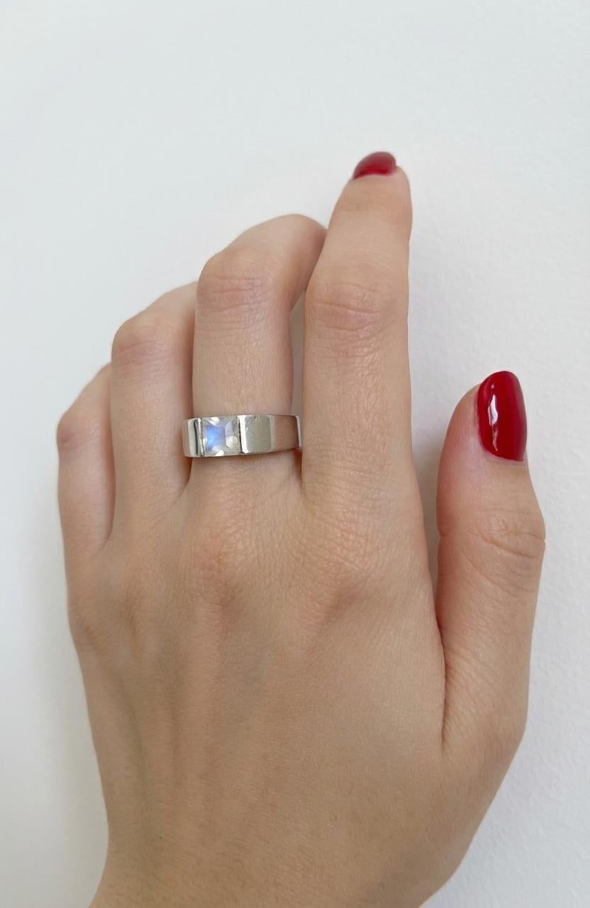 Contemporaneo Anello Cartier Tank Moonstone in oro bianco 18 carati in vendita