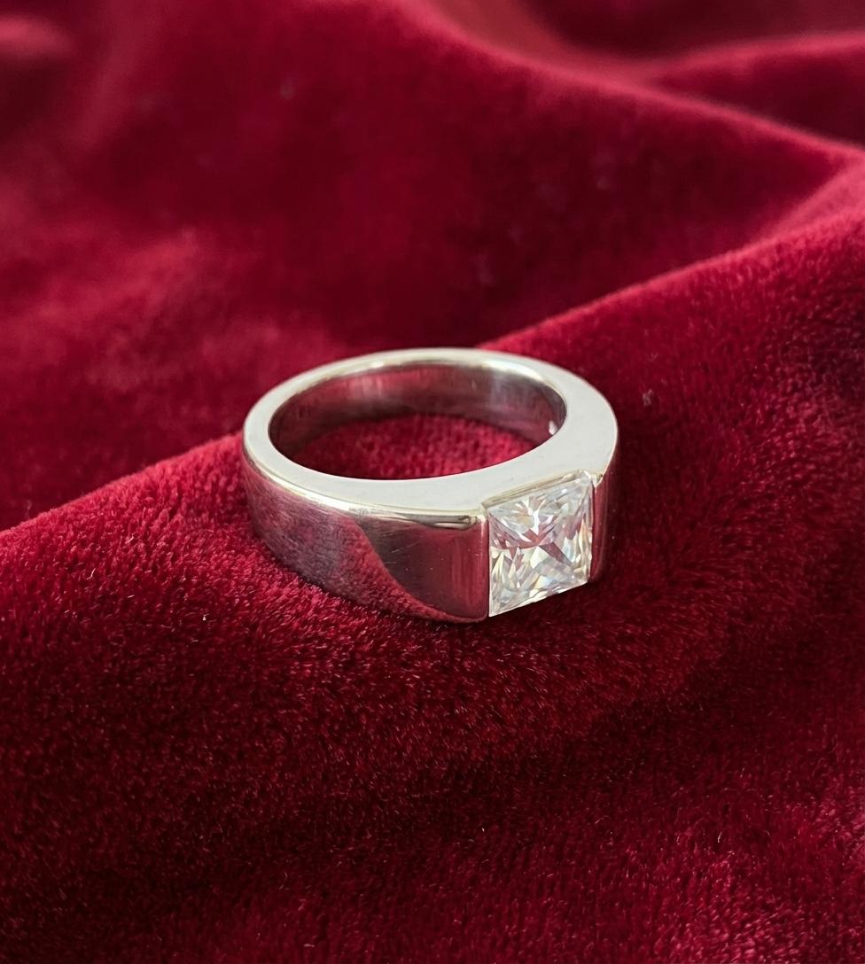 Taglio princess Anello Cartier Tank Moonstone in oro bianco 18 carati in vendita