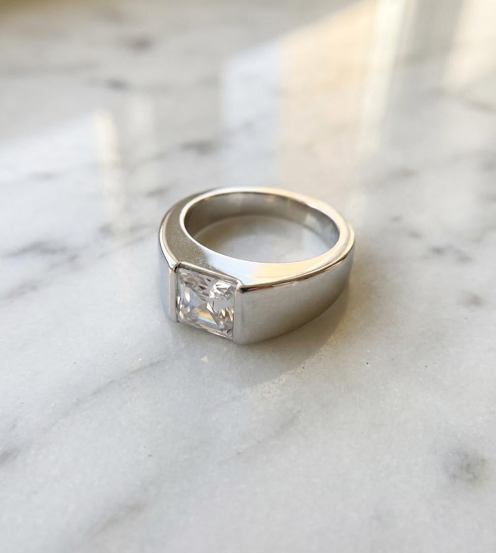 Anello Cartier Tank Moonstone in oro bianco 18 carati In condizioni ottime in vendita a Chicago, IL