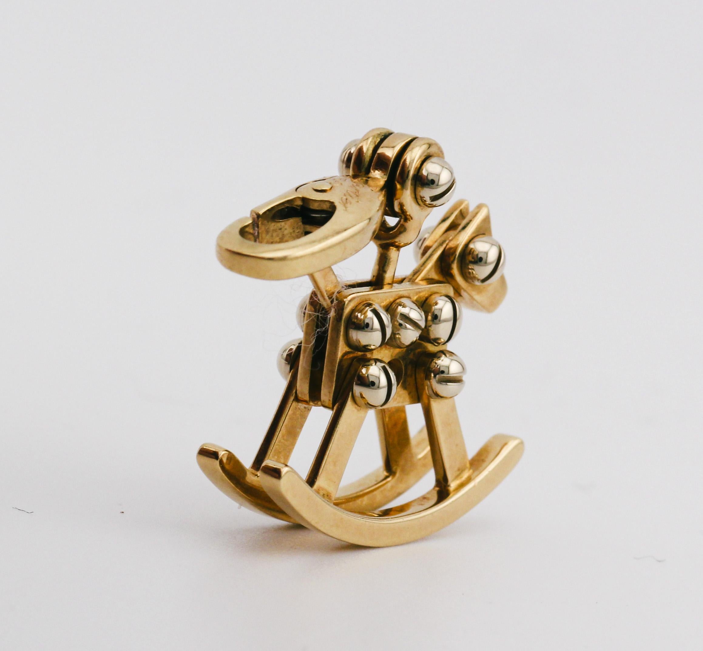 Voici le pendentif à breloques Cheval à bascule en or blanc et jaune 18 carats de Cartier, une pièce fantaisiste et enchanteresse qui capture l'esprit d'émerveillement de l'enfance et l'élégance artistique. Ce charmant pendentif témoigne de