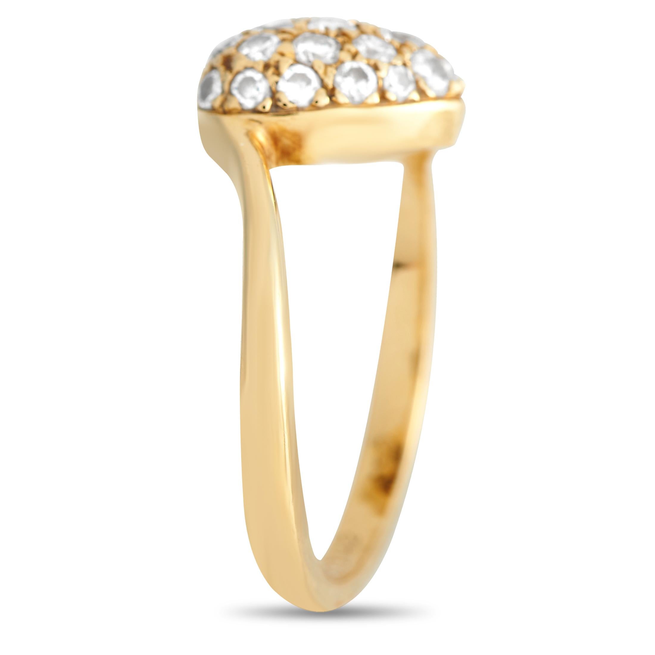 Verblüffen Sie Ihren Liebsten mit diesem glänzenden Symbol der Liebe. Dieser Ring von Cartier besteht aus einem Bypass-Schaft aus 18 Karat Gelbgold, der ein herzförmiges Motiv in einer spannungsartigen Fassung hält. Brillante Diamanten in