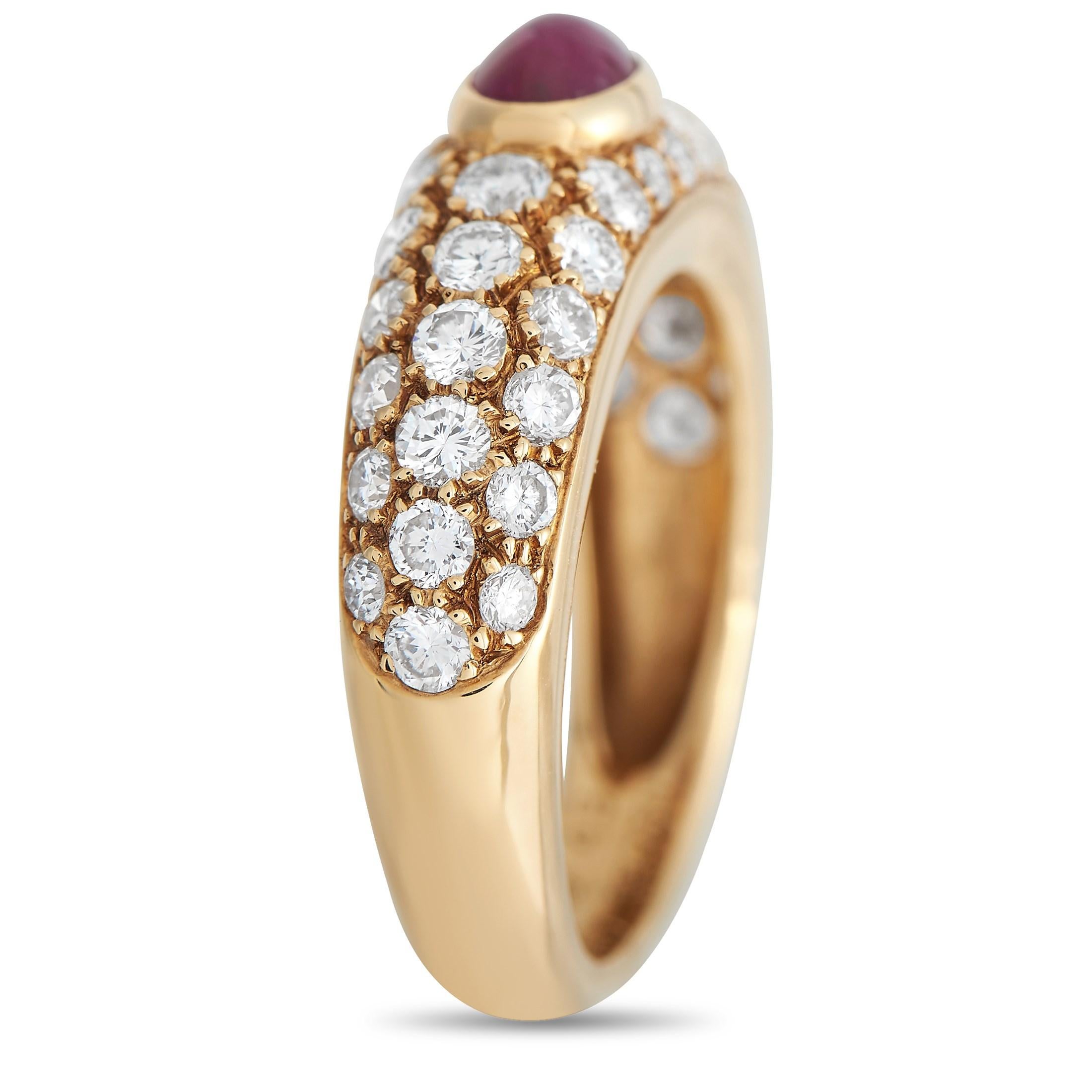 Dieser Ring von Cartier ist ein raffiniertes Schmuckstück, das selbst die eindrucksvollsten Sammlungen aufwertet. Opulentes 18-karätiges Gelbgold bringt die 1,0 Karat funkelnden Diamanten, die in der Mitte des 3 mm breiten Bandes sitzen, wunderschön