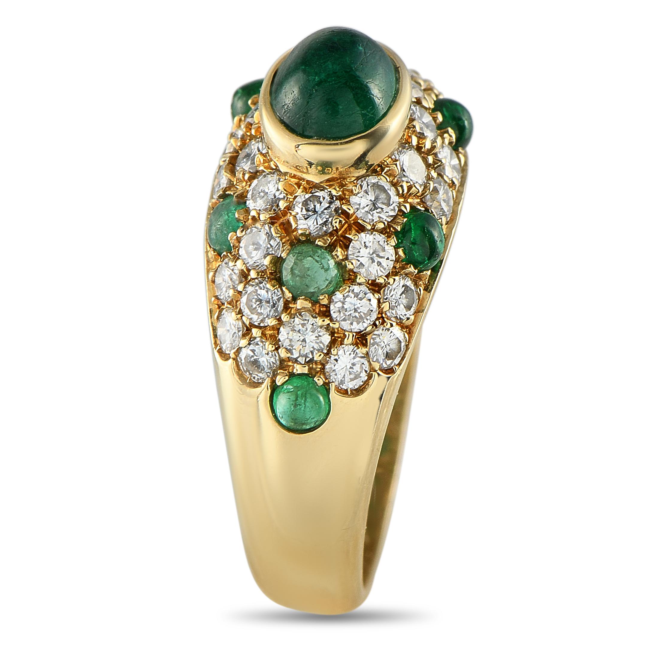 Questo anello di Cartier è un modo semplice per aggiungere un tocco di lusso a qualsiasi ensemble. Gli accenti di diamante con un peso totale di circa 1,0 carati forniscono la quantità perfetta di scintille. Gemme di smeraldo per un totale di 2,0