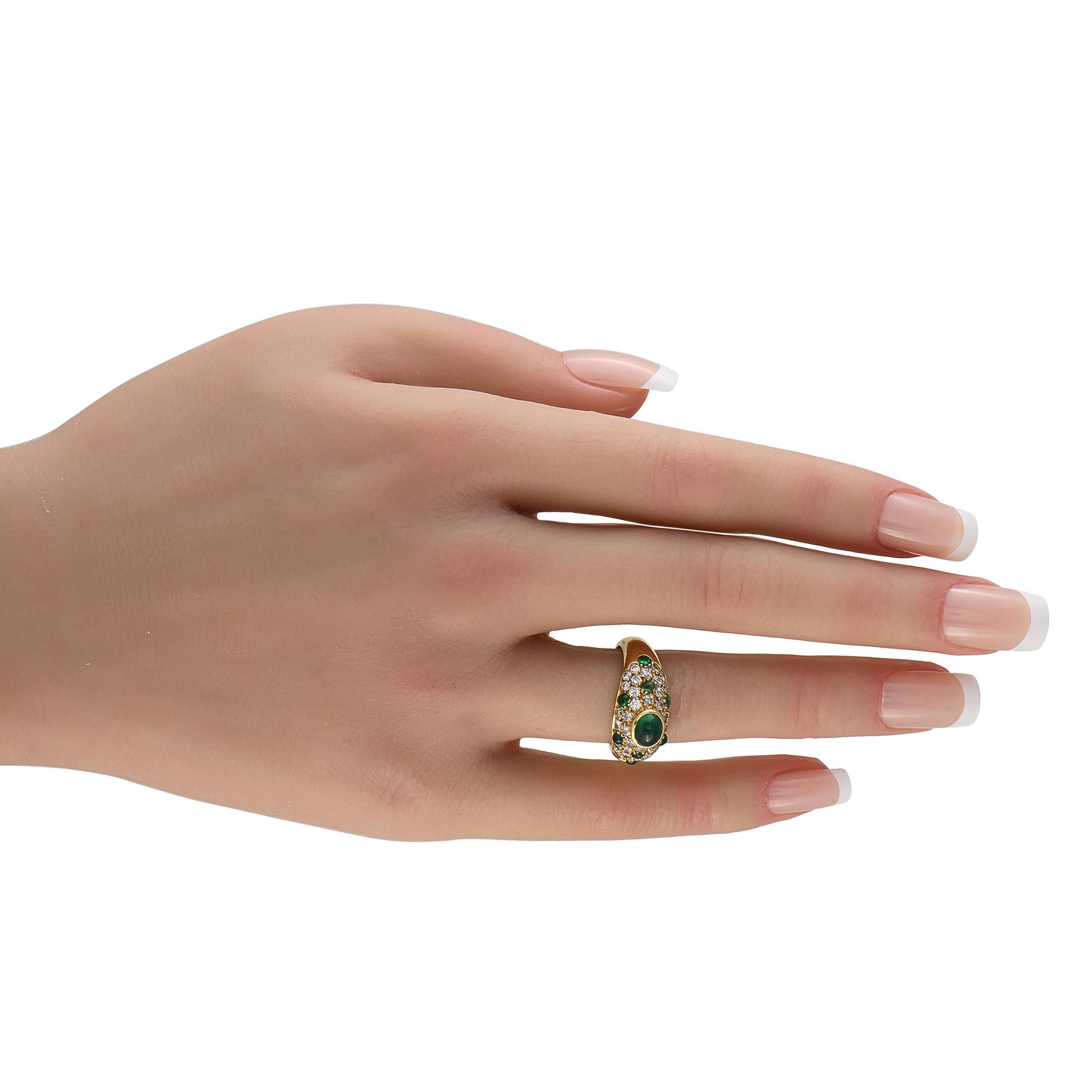 Taglio rotondo Anello Cartier in oro giallo 18 carati con diamante e smeraldo da 1,0 carati in vendita