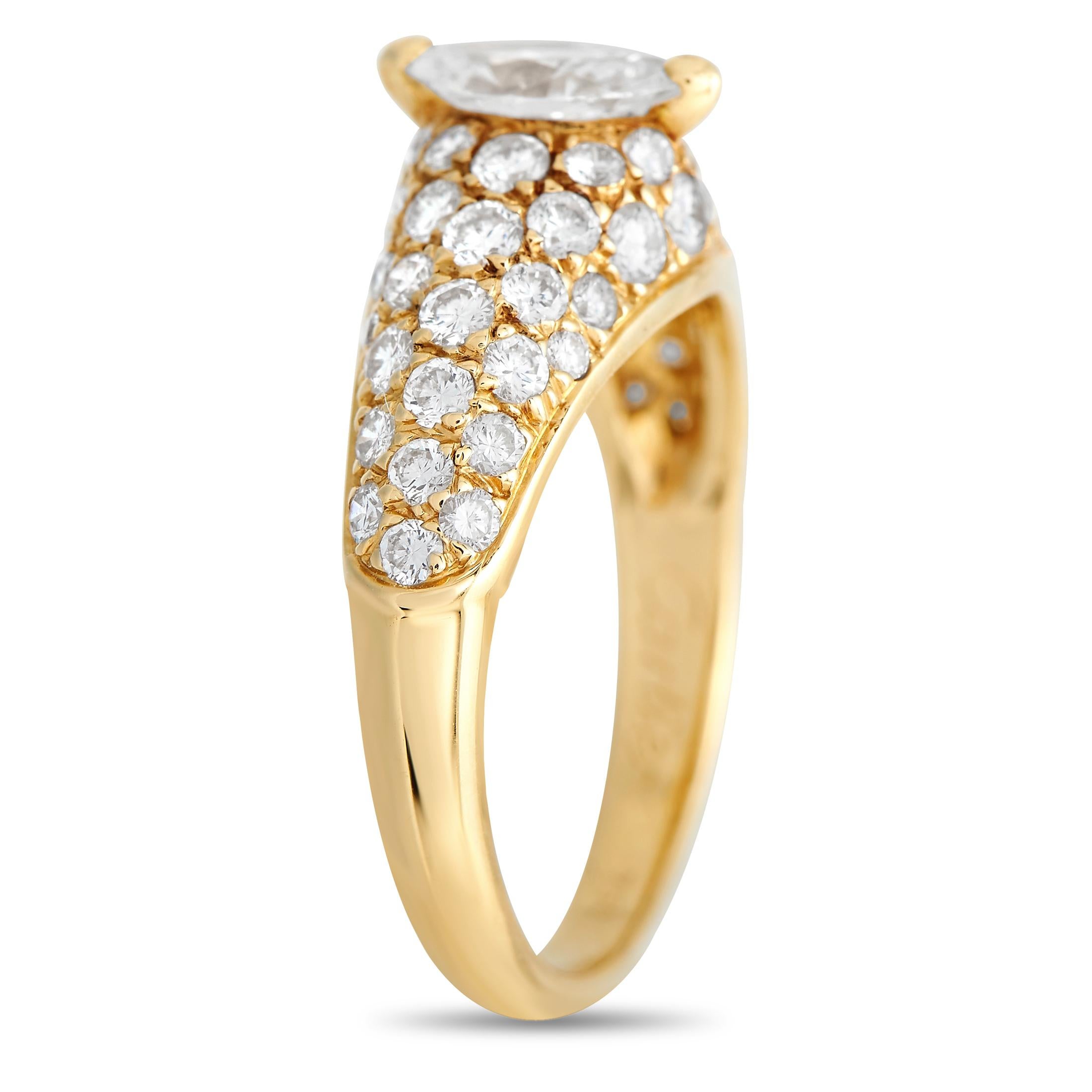 Eine glamouröse Wahl für einen Verlobungsring. Dieser exquisite Glitzerstein der französischen Luxusmarke Cartier besticht durch sein formschönes Band aus 18 Karat Gelbgold. In der Mitte befindet sich ein marquiser Diamant in einer