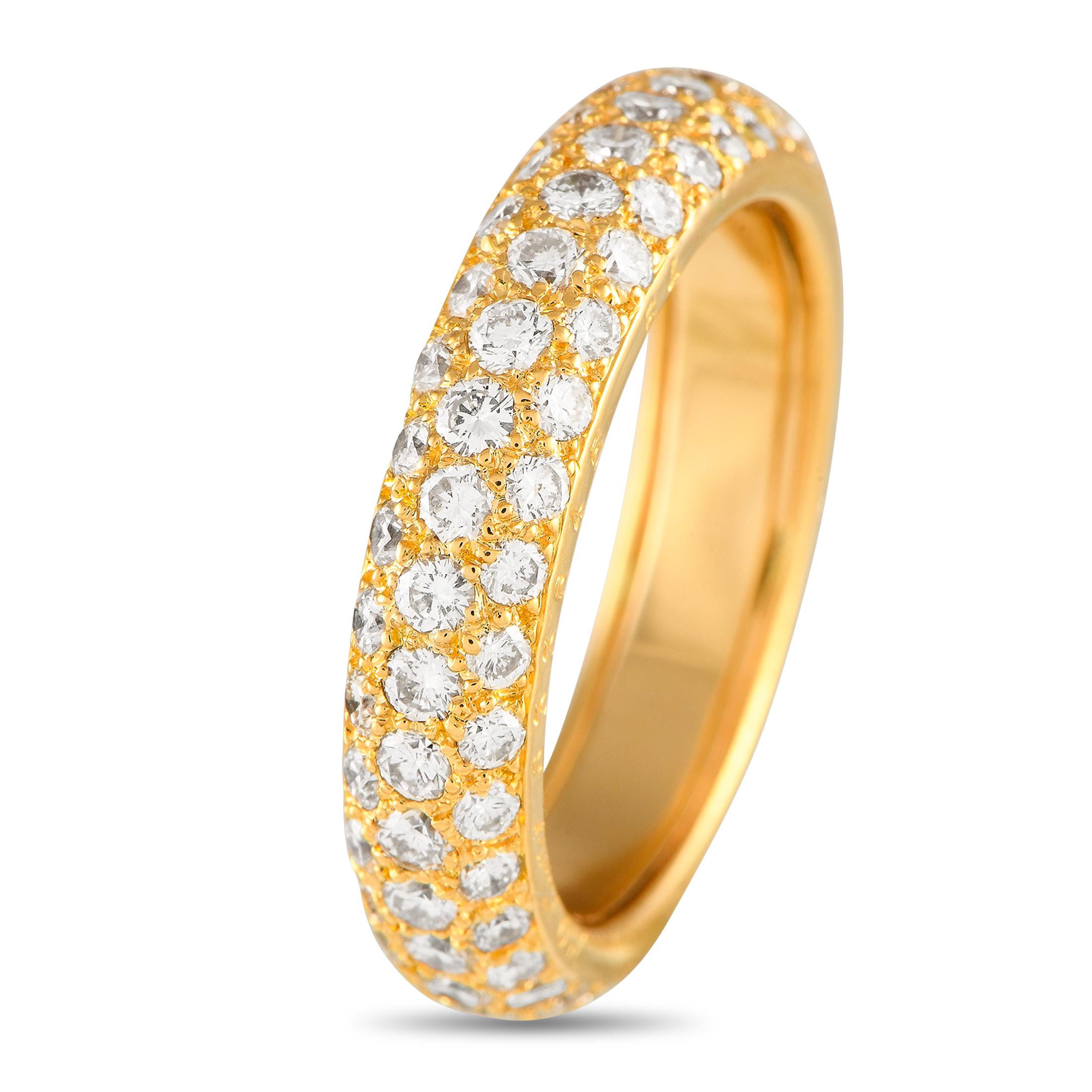 Cette bague à anneau de Cartier est simple, élégante et discrète. La monture élégante en or jaune 18 carats mesure 4 mm de large et présente une hauteur supérieure de 3 mm, ce qui la rend idéale pour un usage quotidien. Les diamants, d'un poids