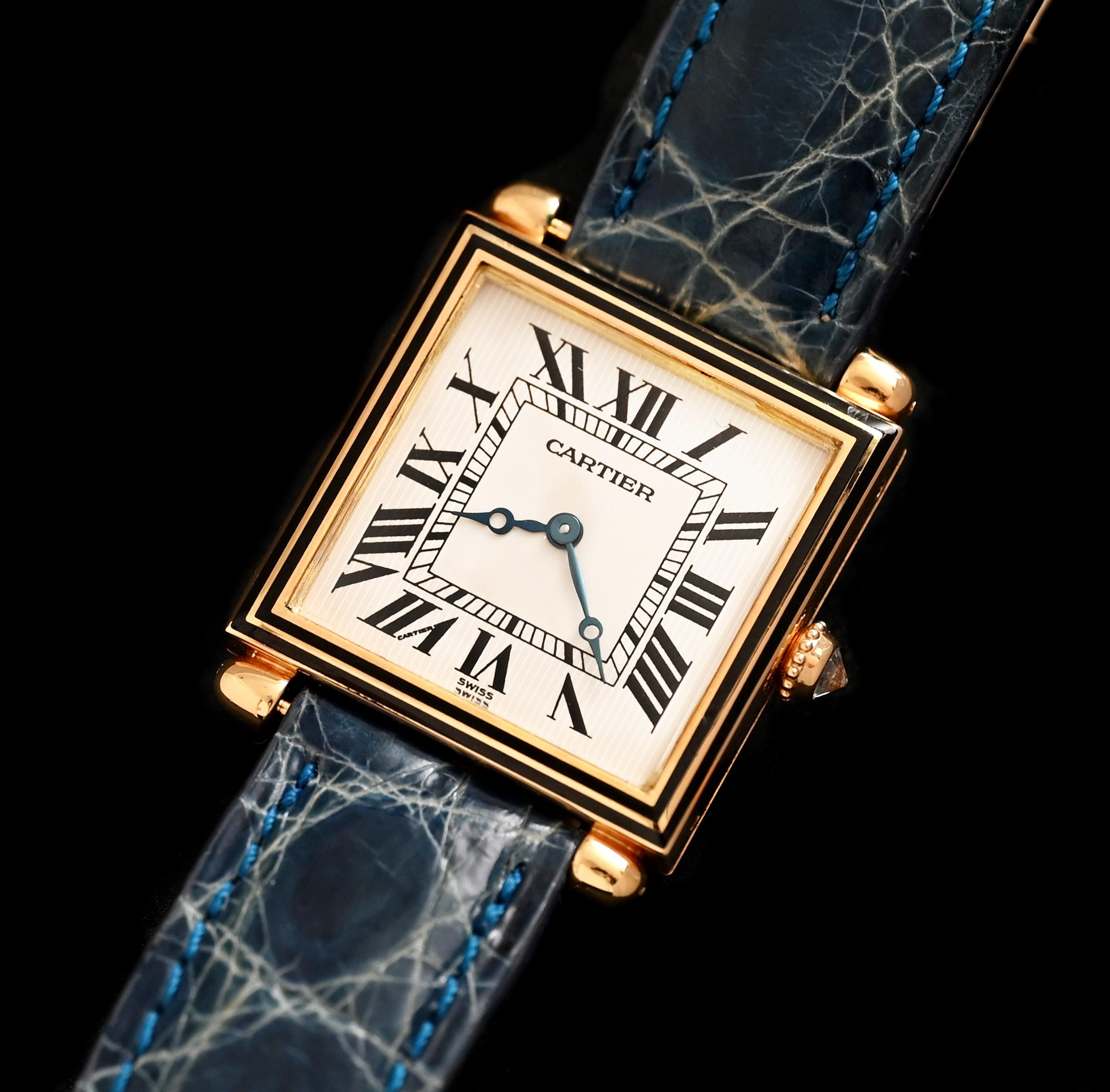 Marke: Cartier
Modell: Cartier Tank Obus 1630
Jahr: 1990er Jahre
Seriennummer: CC6xxxx

Referenz: OT2238

Gehäuse: 25 x 25 mm 18K Gelbgold Gehäuse.  Zeigt Anzeichen von Verschleiß mit leichten poliert von früheren. Die Modell- und Seriennummer ist