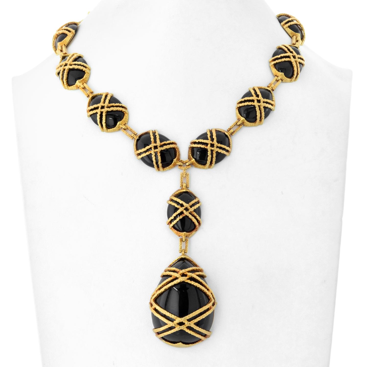 Sie ist der Inbegriff zeitloser Eleganz: die Cartier 18K Yellow Gold 1969 Black Jade Necklace. Dieses exquisite Stück wurde in Perfektion gefertigt und strahlt mit seinen sorgfältig gestalteten Merkmalen Raffinesse und Luxus aus.

Die Halskette ist