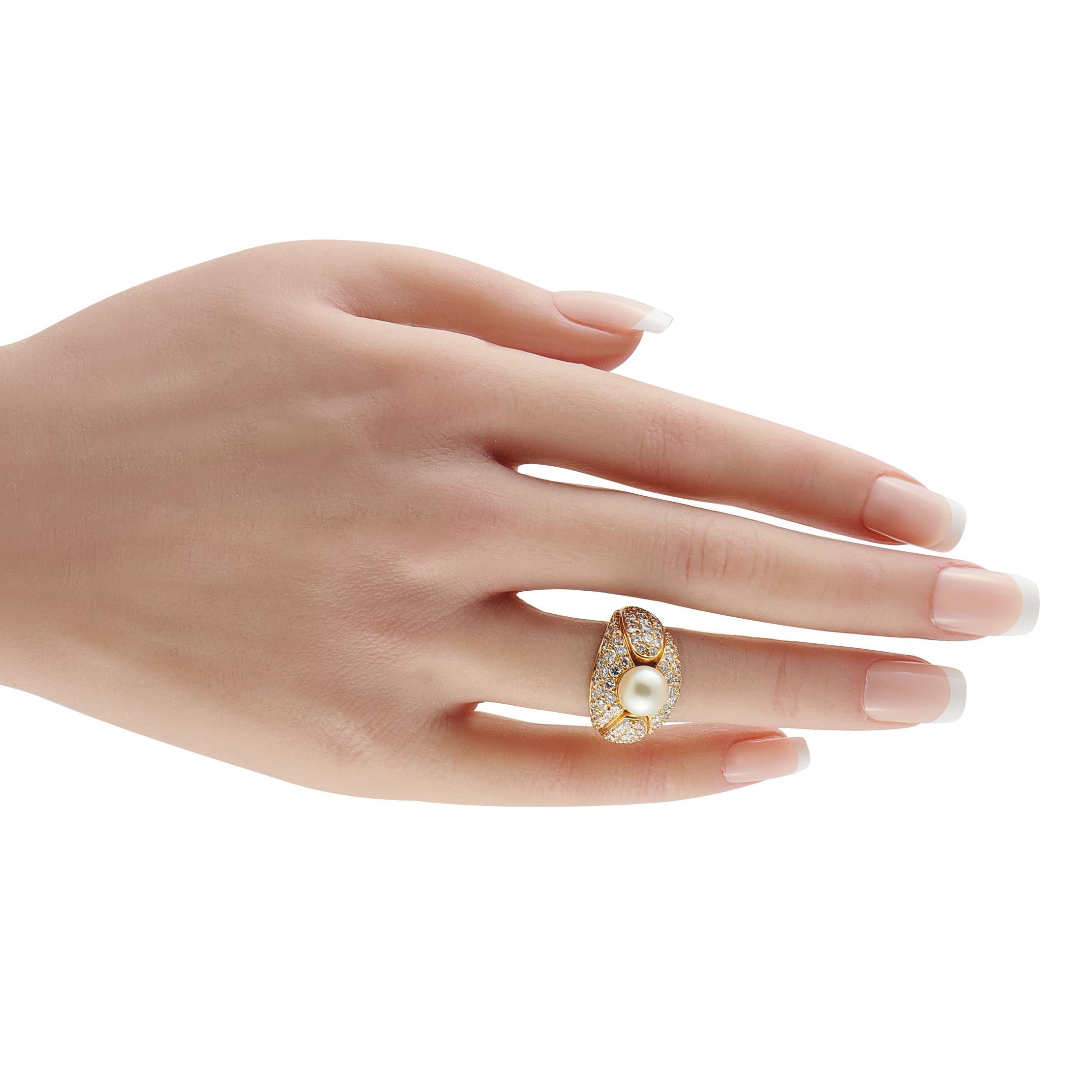 Taglio rotondo Cartier 18K Yellow Gold 2.25ct Diamond and Pearl Ring in vendita