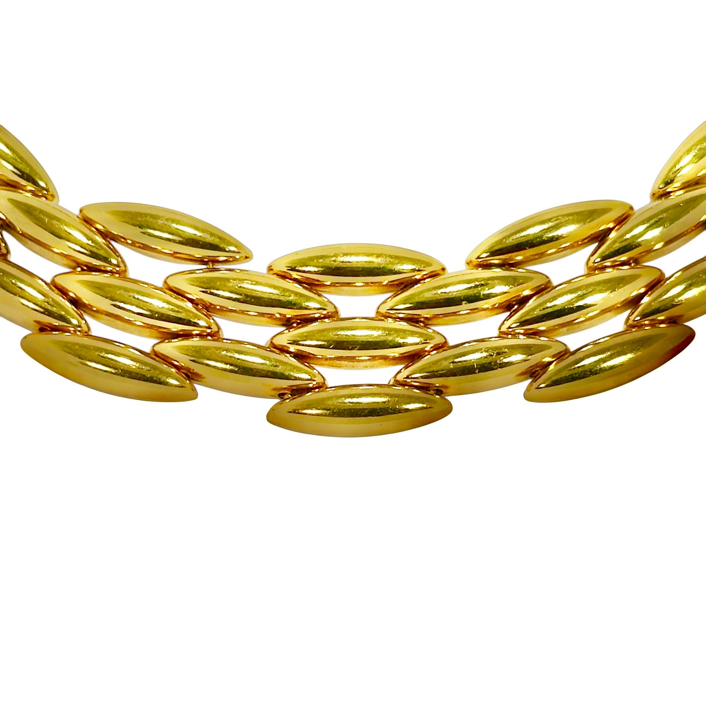 Ce collier ras-de-cou en or jaune 18 carats à cinq rangs, appelé familièrement 