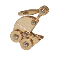 Ciondolo Cartier a forma di passeggino in oro giallo 18 carati