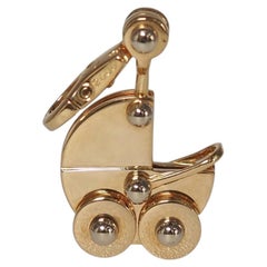 Cartier Anhänger in Form eines Kinderwagens aus 18 Karat Gelbgold