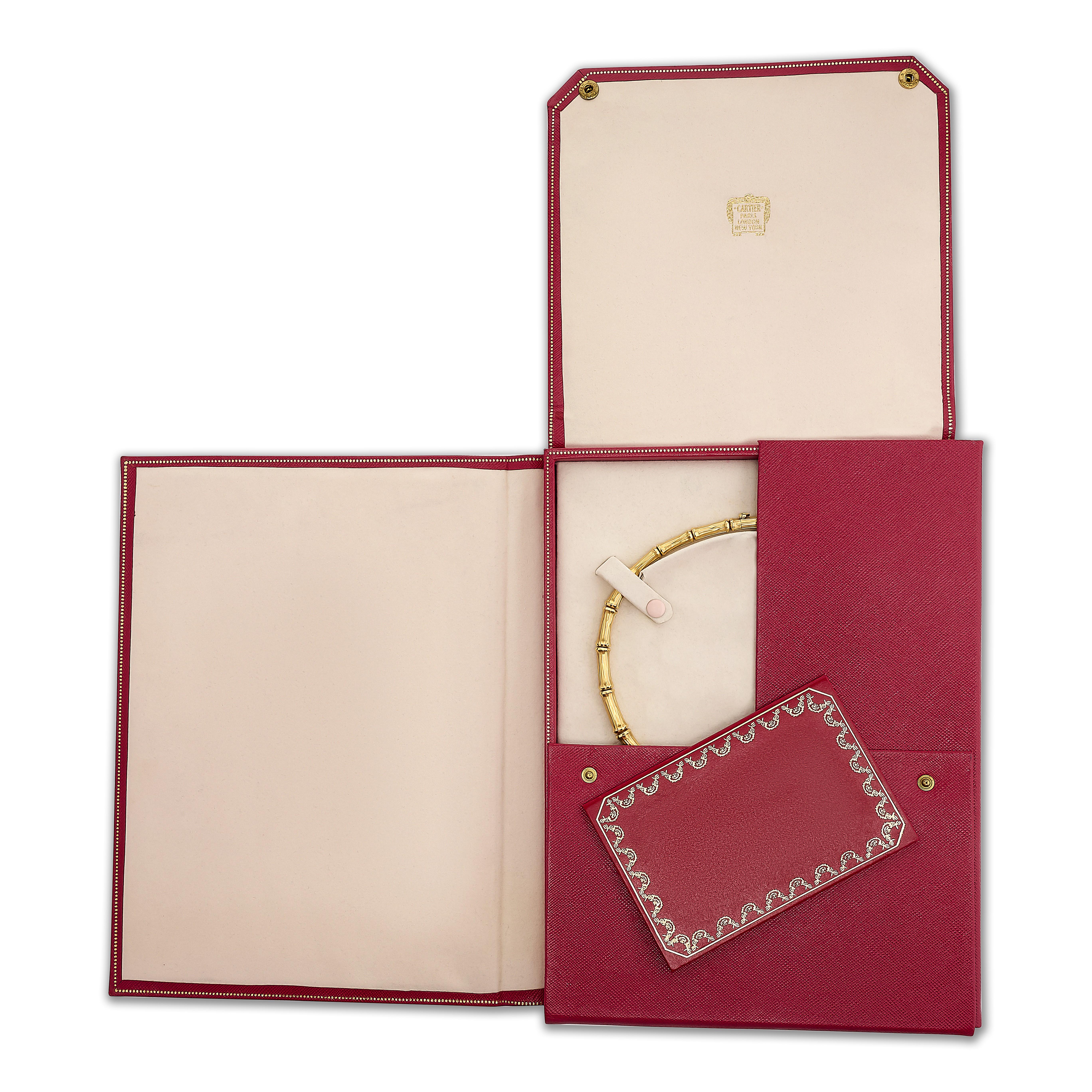 
Questa collana Cartier in stile bambù presenta un design in oro lucido con due segmenti elegantemente incastonati di diamanti scintillanti.

Questa collana di Cartier presenta 183 diamanti rotondi per un peso totale di circa 3,30 carati; il colore