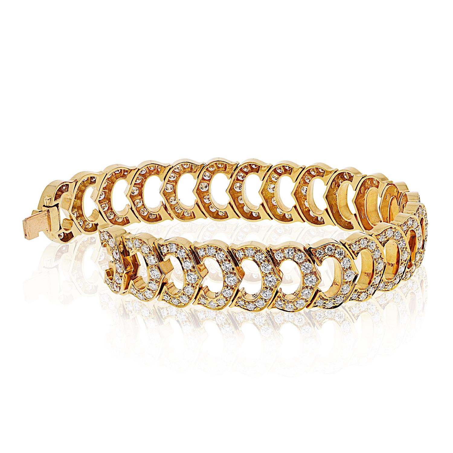 Cet exquis bracelet Cartier d'origine fran�çaise est réalisé en or jaune massif 18 carats et composé de 24 maillons flexibles à motif de couronne au dessin complexe. Le bracelet est serti d'environ 9,30 carats de diamants ronds de taille brillant, de