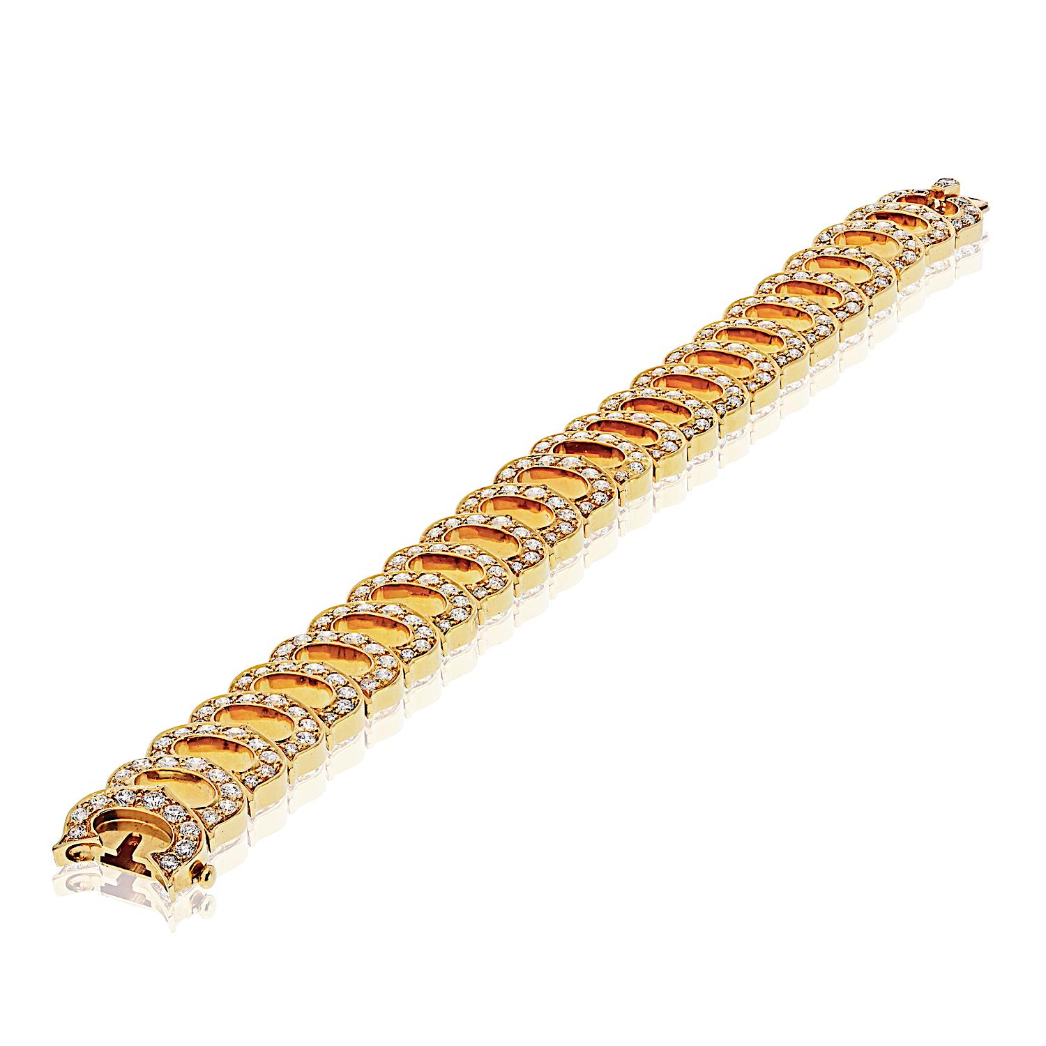 Moderne Bracelet en or jaune 18 carats motif C 9.30cttw diamant en vente