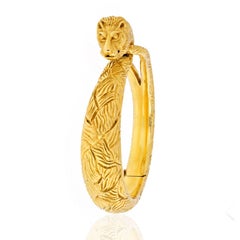 Pulsera brazalete de león tallado Cartier de oro amarillo de 18 quilates
