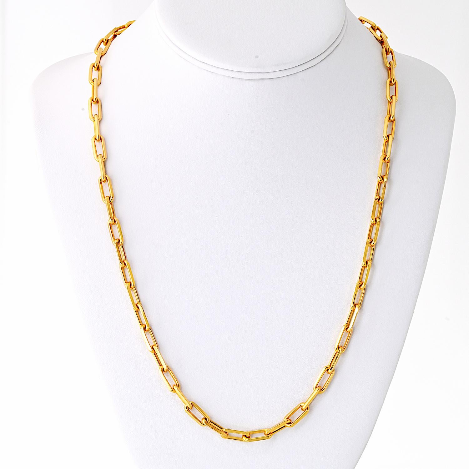 This pre-owned Cartier Santos chain necklace is crafted from 18K yellow gold and measures 18 inches in length. Featuring the iconic Santos link design, it exudes timeless elegance and refined craftsmanship. In excellent condition, this classic piece