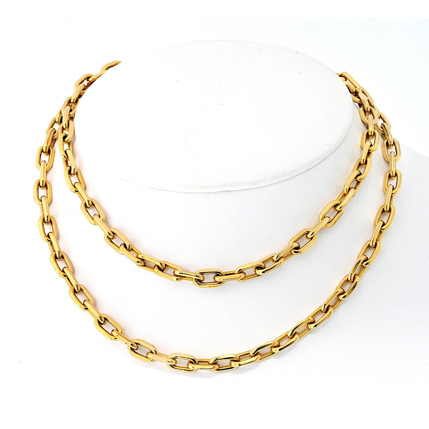 **Cartier Santos Dumont 18K Yellow Gold Classic Necklace**  

Elevate your style with the Cartier Santos Dumont Classic Necklace, a timeless piece inspired by Cartier's legendary design heritage. Crafted in 18K yellow gold, this pre-owned necklace