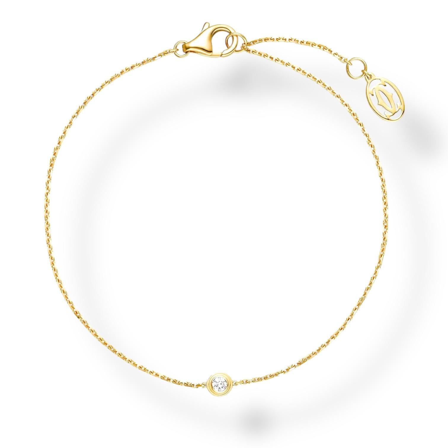 1. Eleva tu colección de joyas con la exquisita Pulsera Cartier D'Amour, una pieza impresionante que encarna la elegancia y la sofisticación. Fabricada en oro de alta calidad, esta pulsera pesa unos delicados 1,5 gramos, lo que la convierte en un