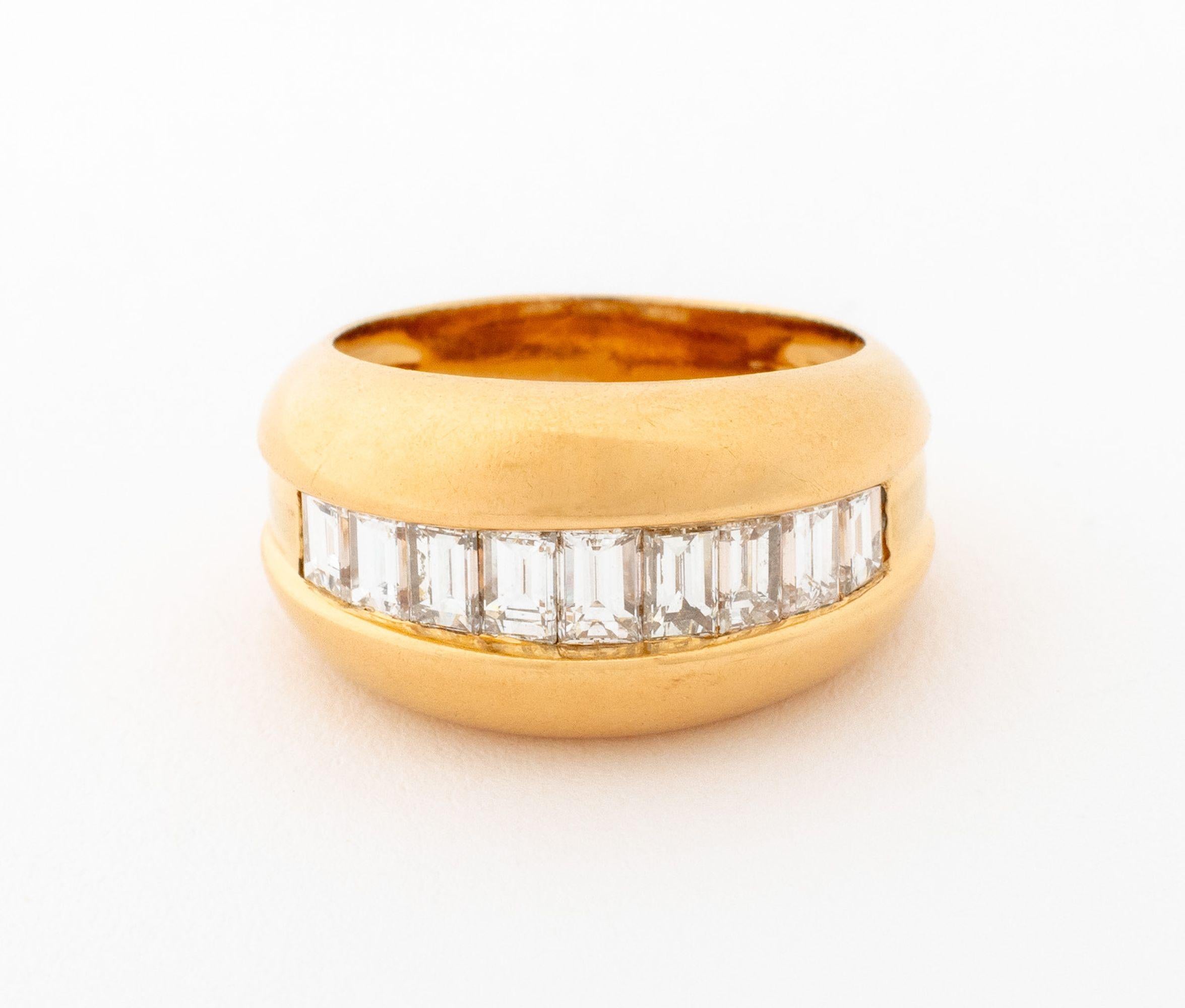 Bague bandeau en or jaune 18 carats diamantée, brillamment polie, présentant neuf diamants baguettes en serti clos pesant un total d'environ 1,65 carats, couleur F-G / pureté VS, marquée : 