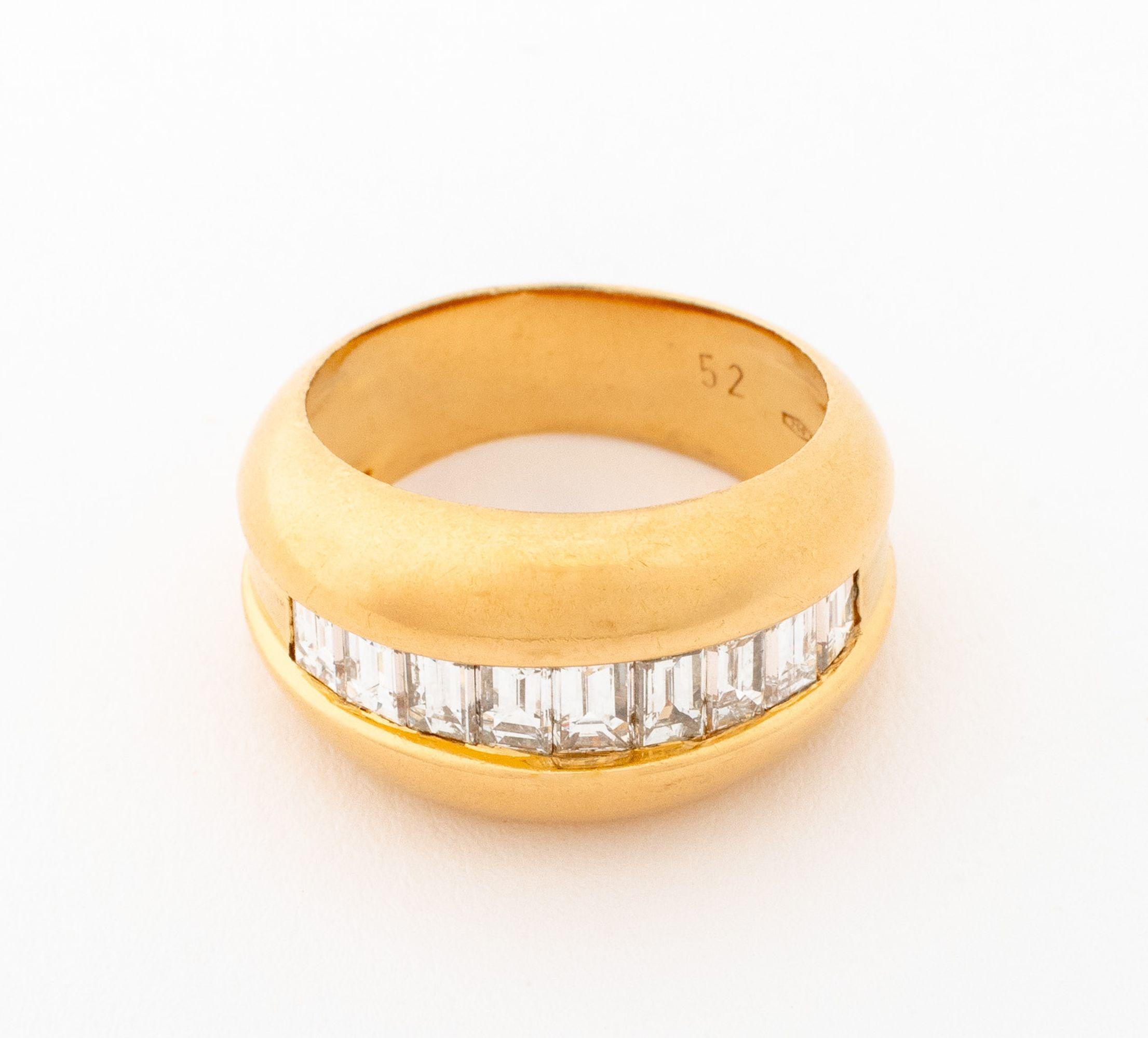 Taille baguette Bague en or jaune 18K avec diamant de Cartier en vente