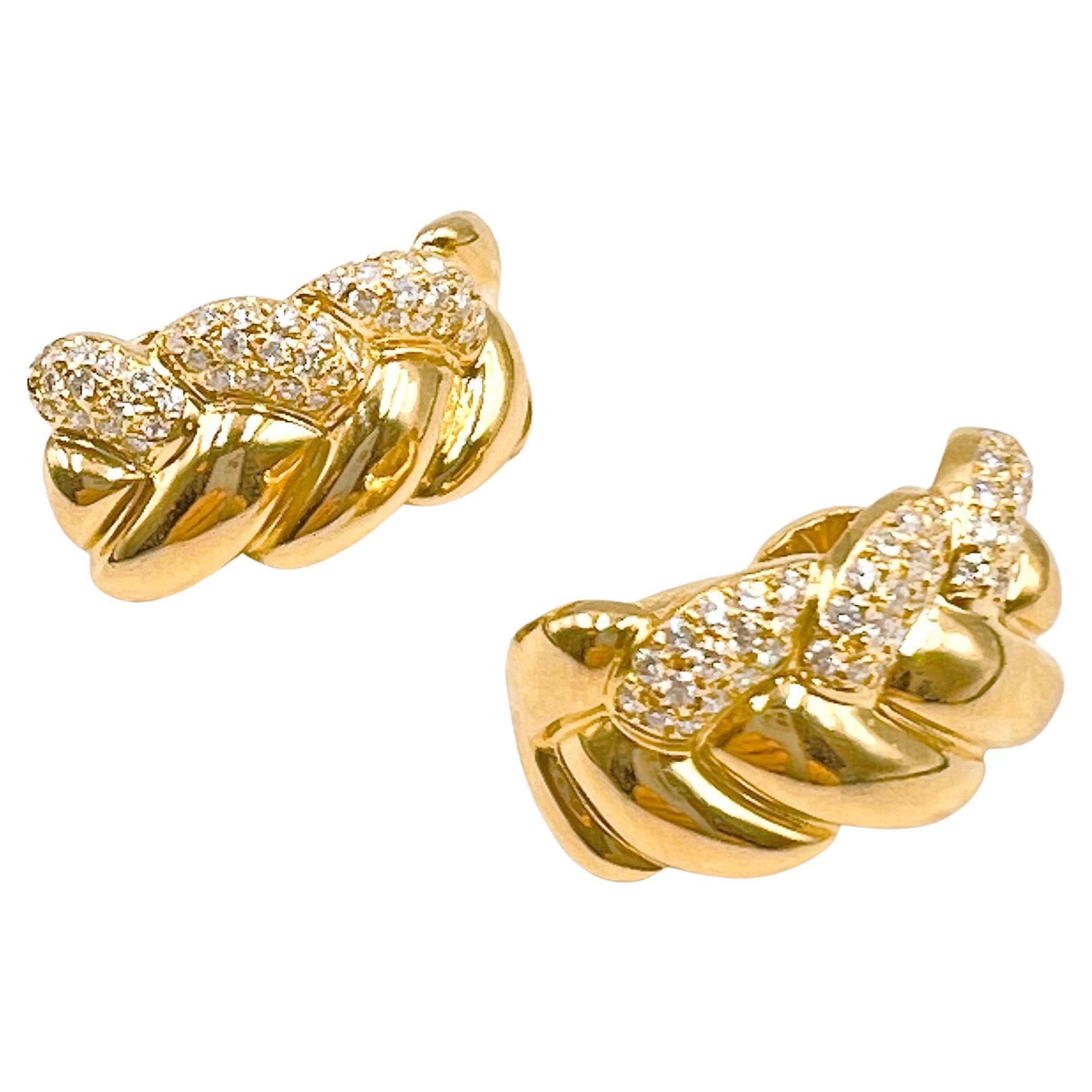 Gebogene Clip-Ohrringe im Flechtdesign von Cartier, auf der einen Hälfte mit runden Diamanten im Vollschliff besetzt, auf der anderen Hälfte poliert.  86 Diamanten mit einem geschätzten Gesamtgewicht von 1,00ct. Farbe G-H.  Klarheit VS. Es misst
