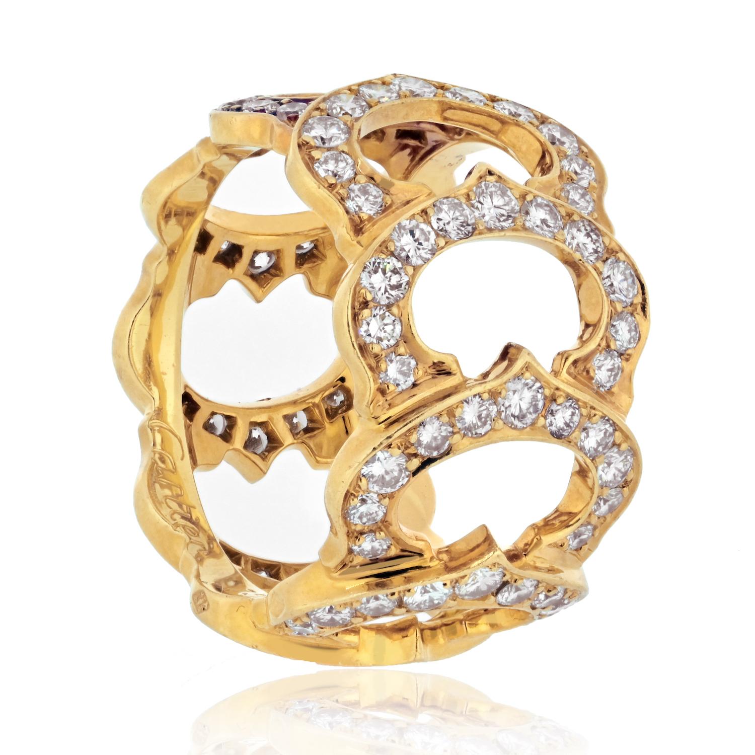 Der Ring C De Cartier aus 18-karätigem Gelbgold ist ein wahres Zeugnis für das Engagement der Marke für zeitlose Eleganz und außergewöhnliche Handwerkskunst. Dieser exquisite Ring im ikonischen 
