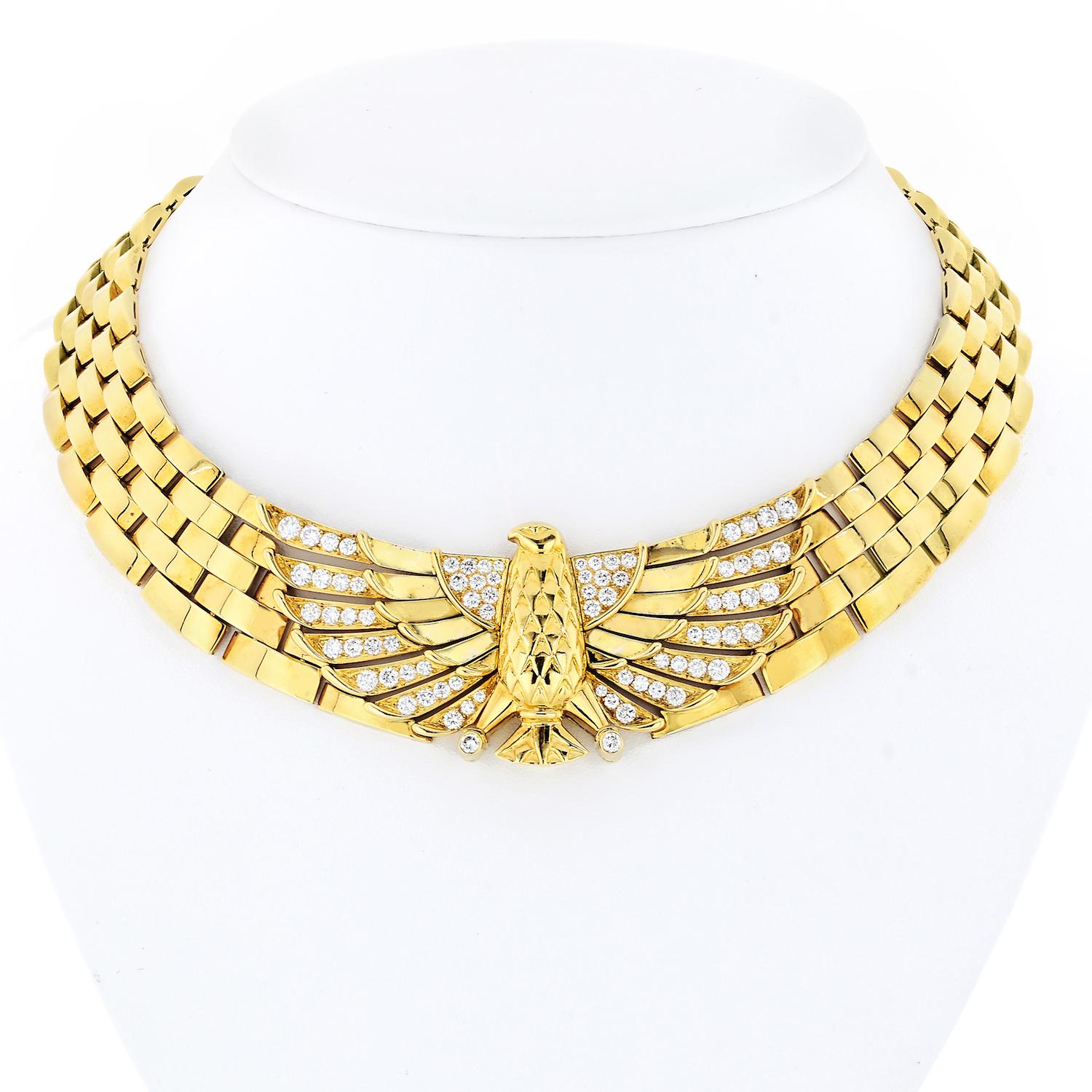Absolut zauberhaft! Sehen Sie die Eleganz dieses Cartier Horus Eagle Collar aus den 1980er Jahren, ein Meisterwerk, das handwerkliches Können und künstlerische Brillanz nahtlos miteinander verbindet. Das biegsame und polierte Gliederdesign ziert das