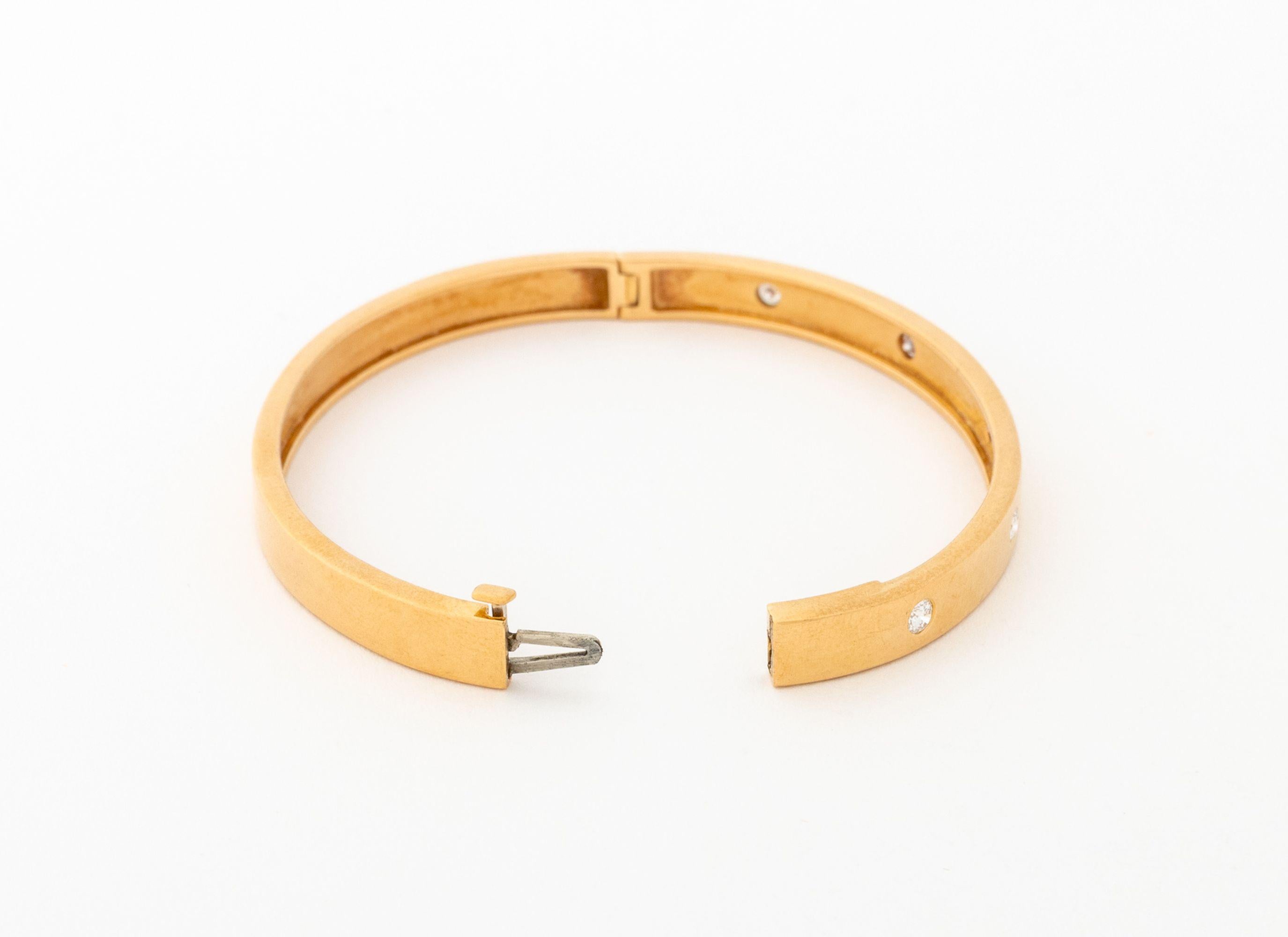 Moderne Bracelet à charnière en or jaune 18K avec diamants de Cartier en vente