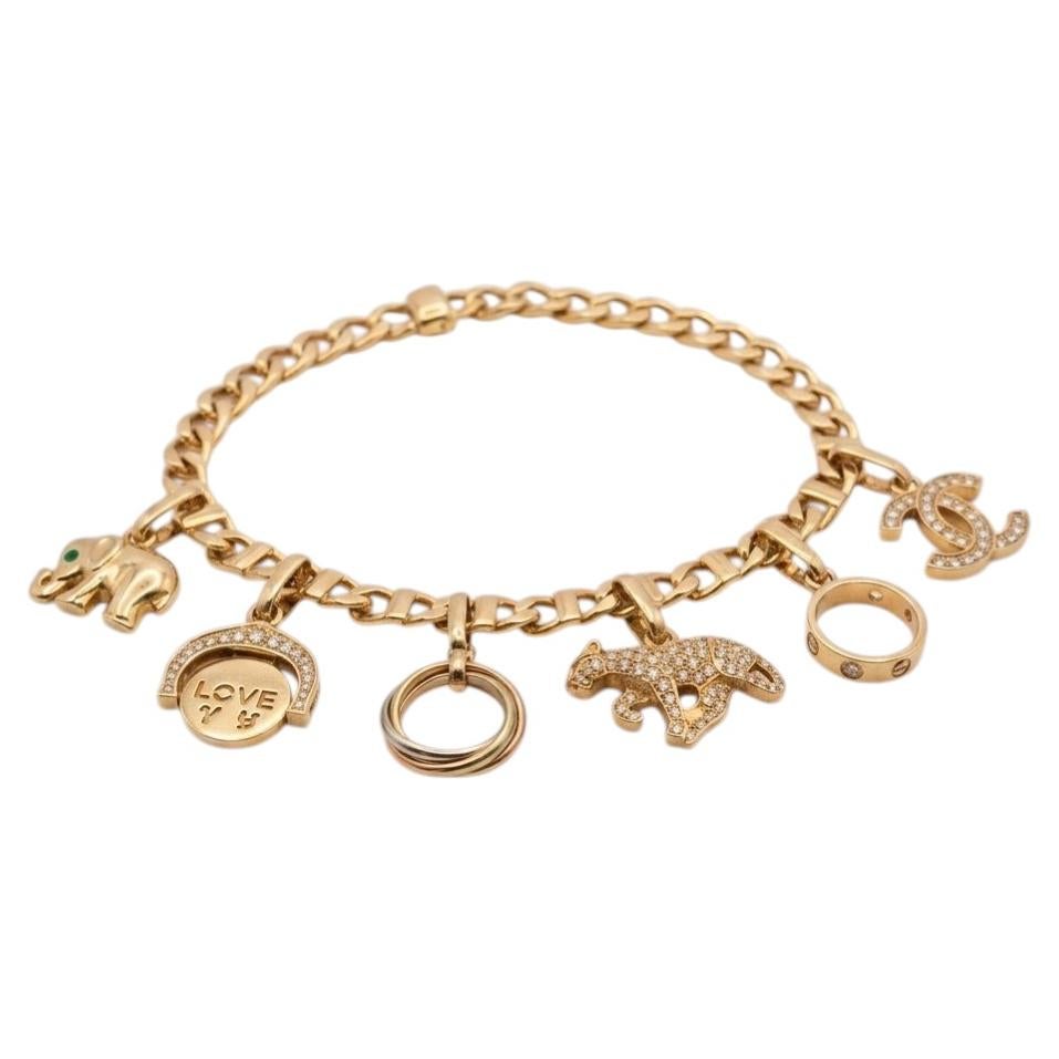 Cartier Armband aus 18 Karat Gelbgold mit mehreren Anhängern und Diamanten