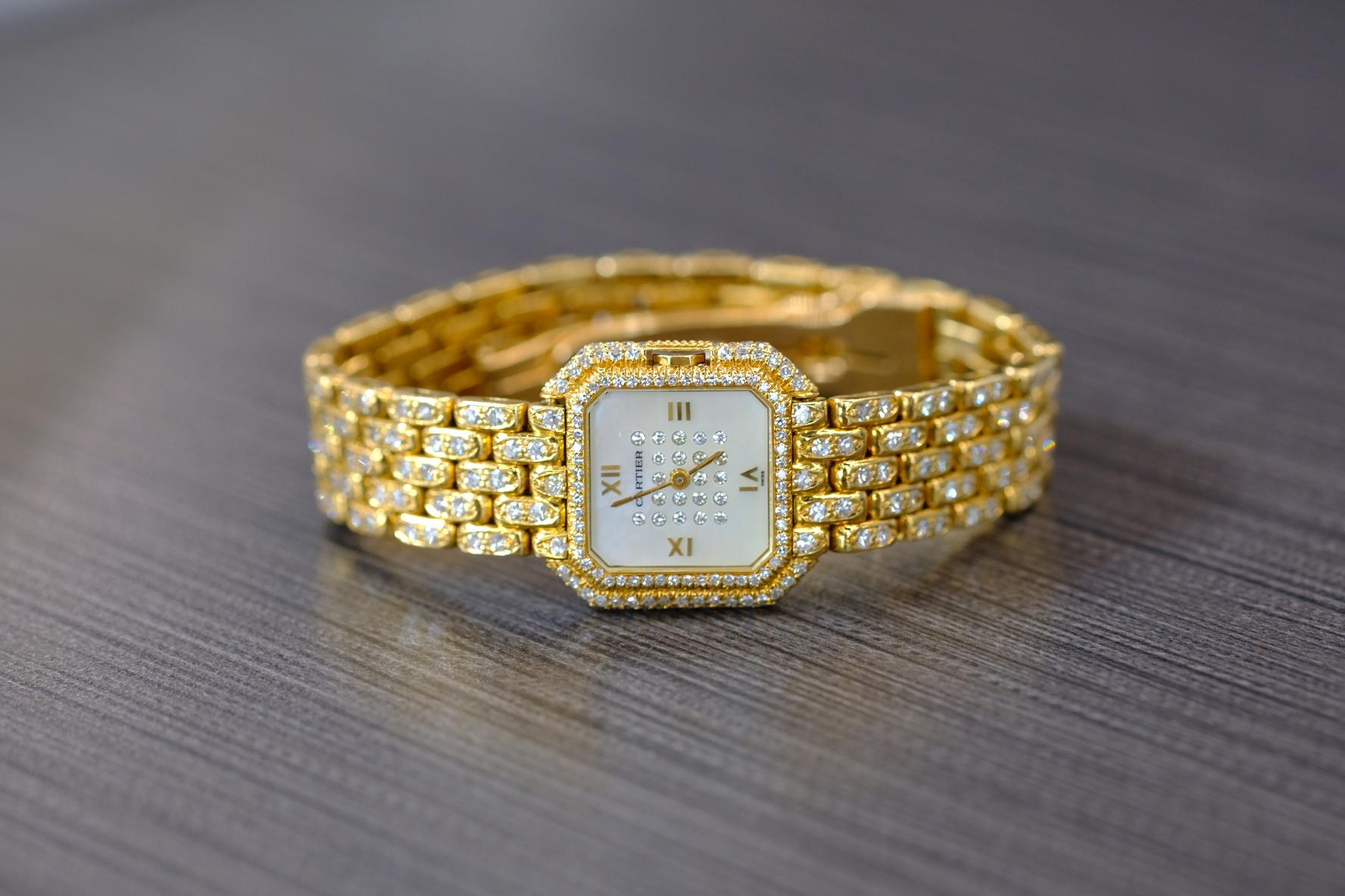 Cartier Montre-bracelet Panthère de Cartier en or jaune 18 carats et diamants en vente 4