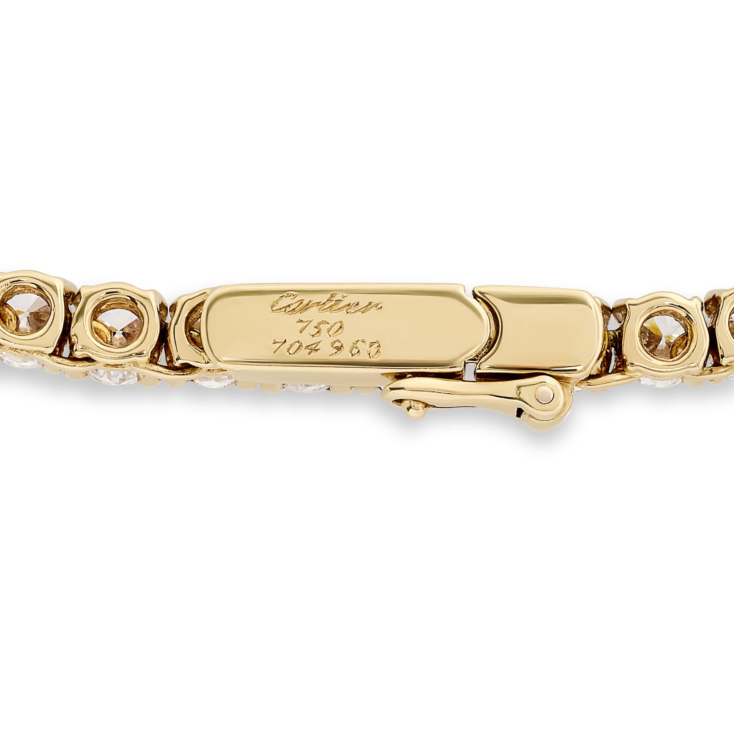 Elegante sin esfuerzo, este collar Riviera de diamantes Cartier de oro amarillo de 18 quilates, de la colección Líneas Esenciales, presenta una deslumbrante hilera de diamantes talla brillante, símbolo del lujo atemporal.

Este collar Cartier tiene