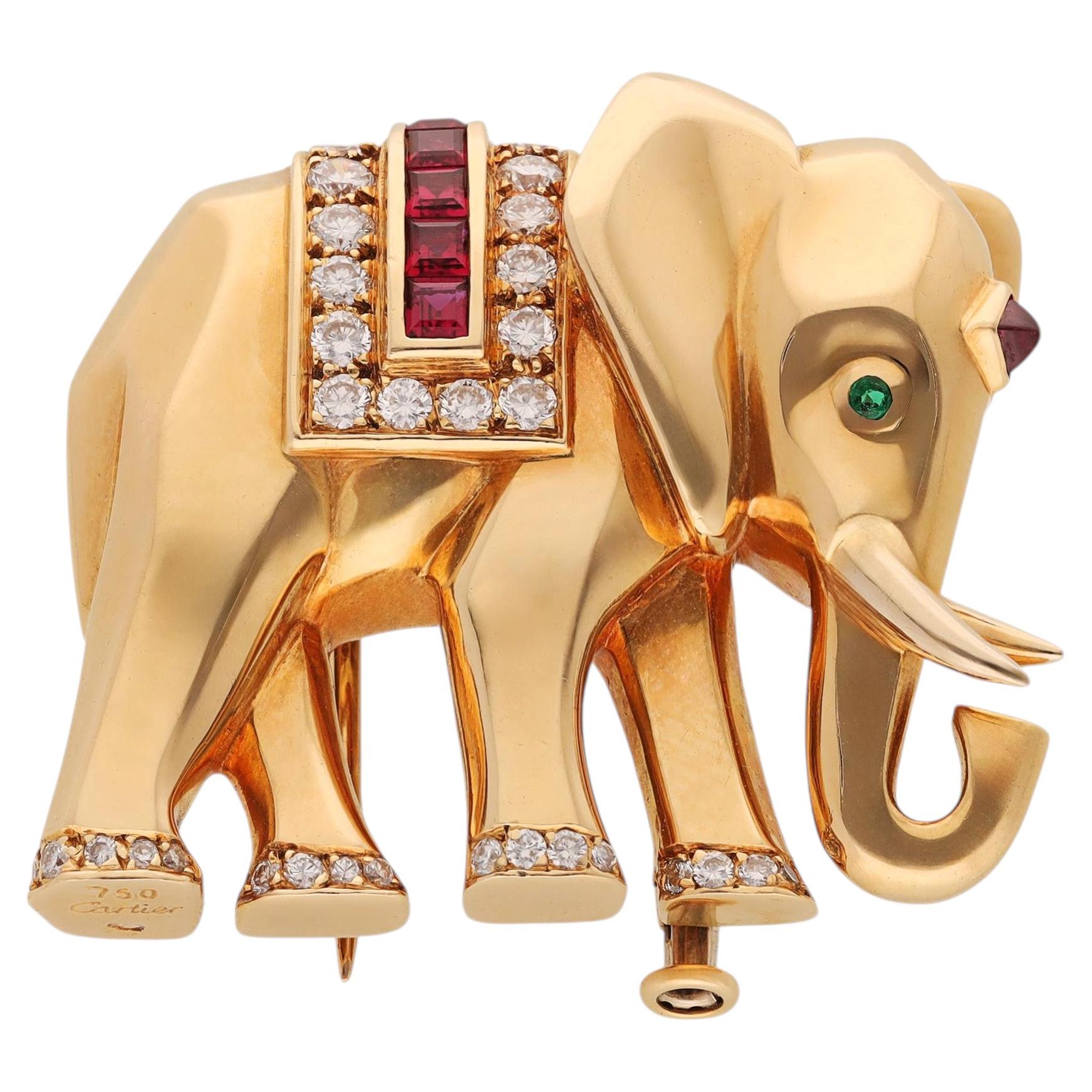Broche elefante Cartier de oro amarillo de 18 quilates, diamantes, rubíes y esmeraldas