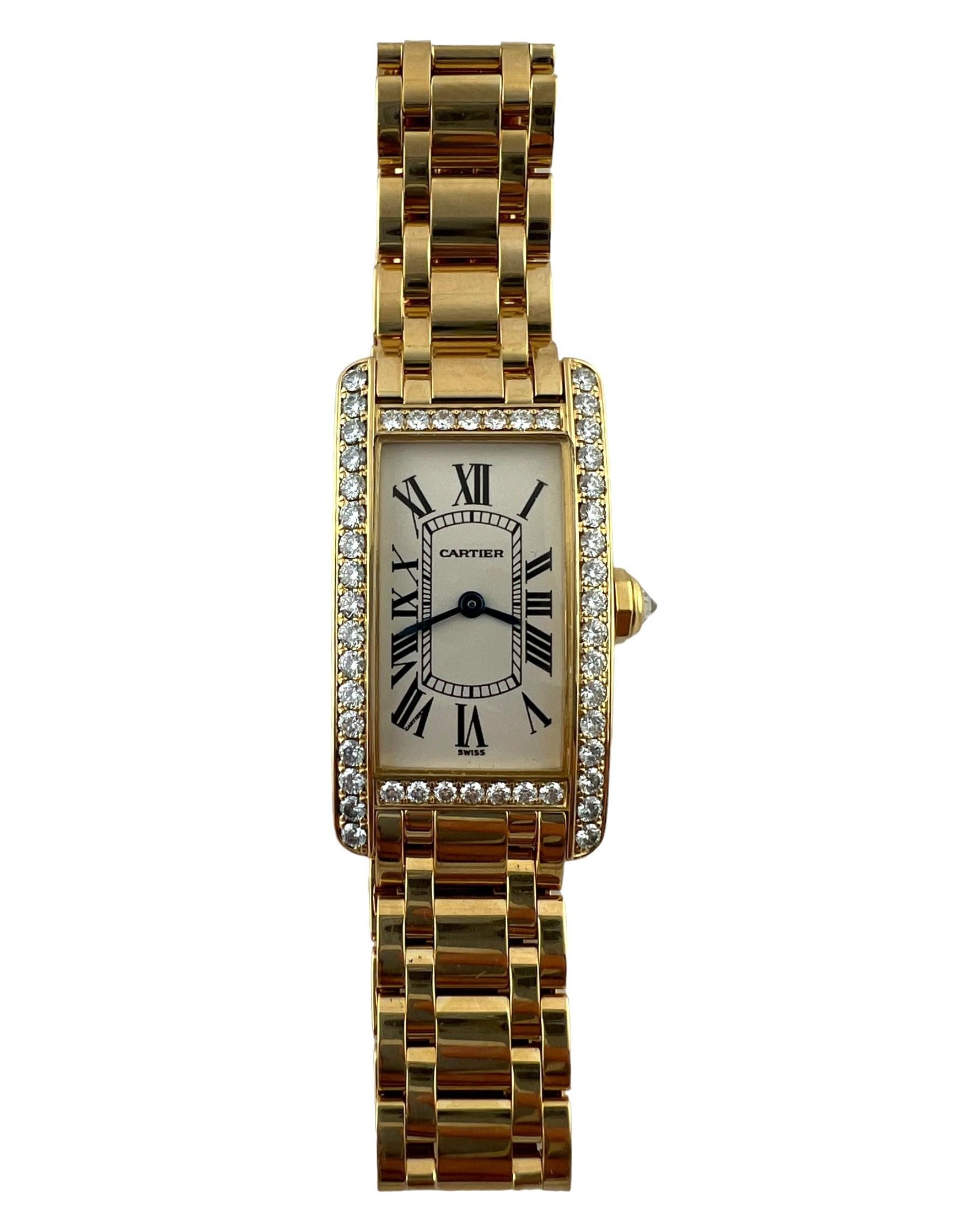 Cartier 18K Gelbgold Diamant Tank Americaine Uhr

Modell: 1710
Seriennummer: SM12546

Diese elegante Uhr von Cartier ist aus 18 Karat Gelbgold gefertigt und mit einer diamantenen Lünette und Krone versehen.

Das Gehäuse der Uhr ist 34,8mm x 19mm x