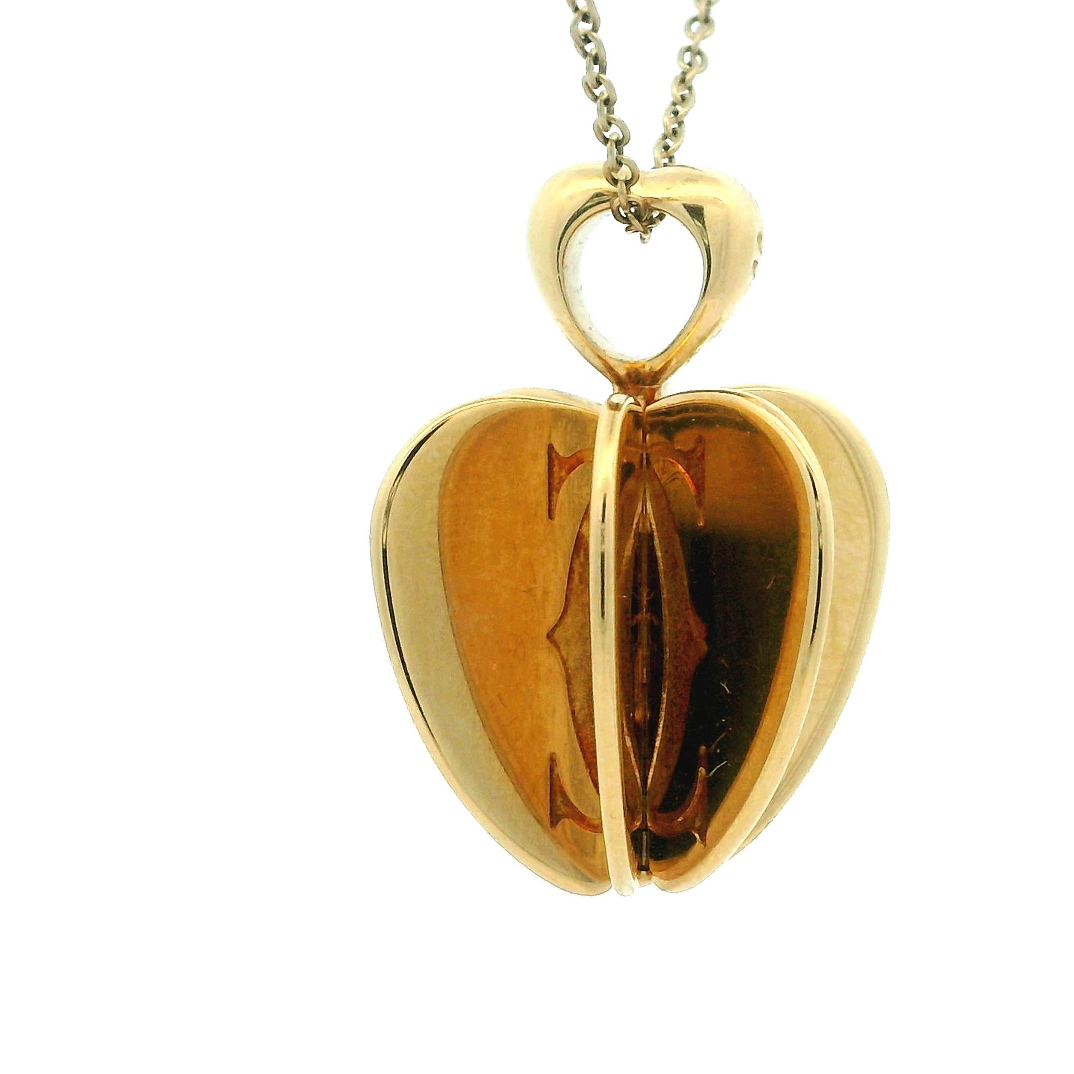 da uomo o donna Cartier 18K Yellow Gold Double C 3D Apple Heart Pendant in vendita