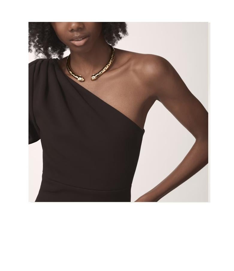 Cet authentique collier d'occasion Cartier Double Panthère est une création puissante et emblématique de la collection la plus célèbre de la Maison. D'un poids impressionnant de 200 grammes, le collier présente un design ouvert, terminé par deux