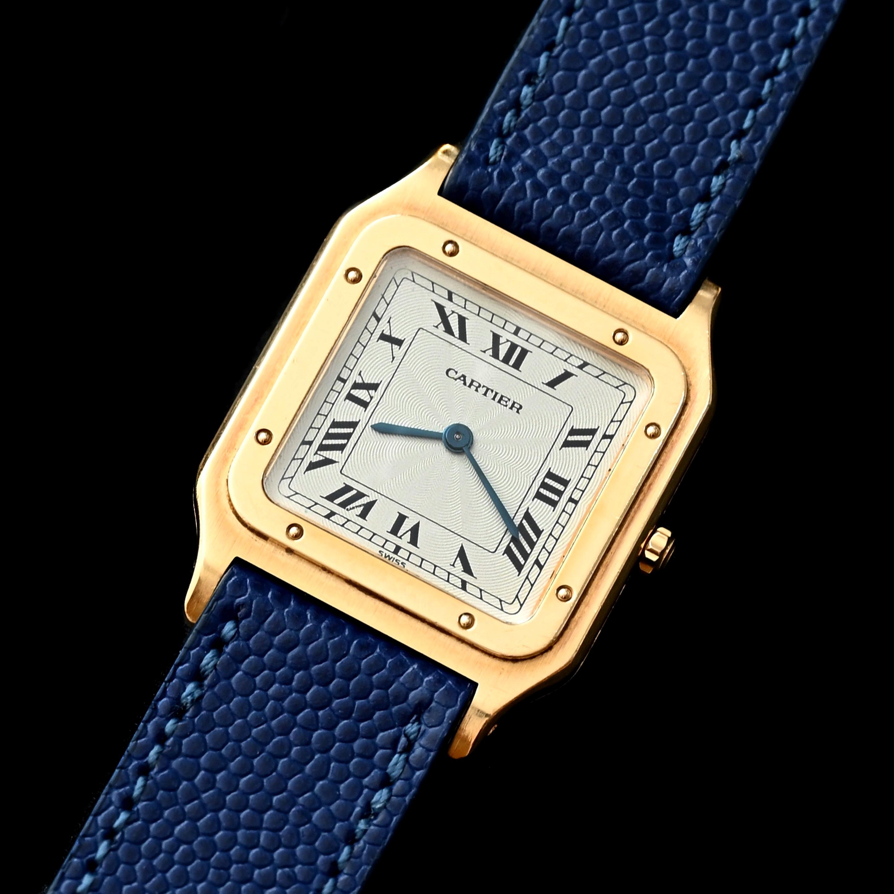 Marke: Cartier
Jahr: Ende der 1990er Jahre
Modell: Dumont
Seriennummer: 8210xxxxxx 

Referenz: OT2170

Die Santos Dumont, die 1904 für den Flieger Alberto Santos-Dumont kreiert wurde, ist eine der kultigsten Uhren von Cartier, die für ihre