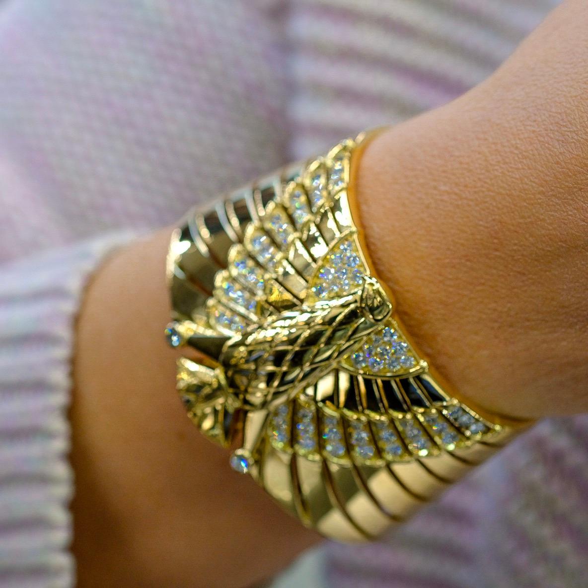 Cartier Bracelet fauconnier égyptien Horus en or jaune 18 carats Excellent état - En vente à New York, NY