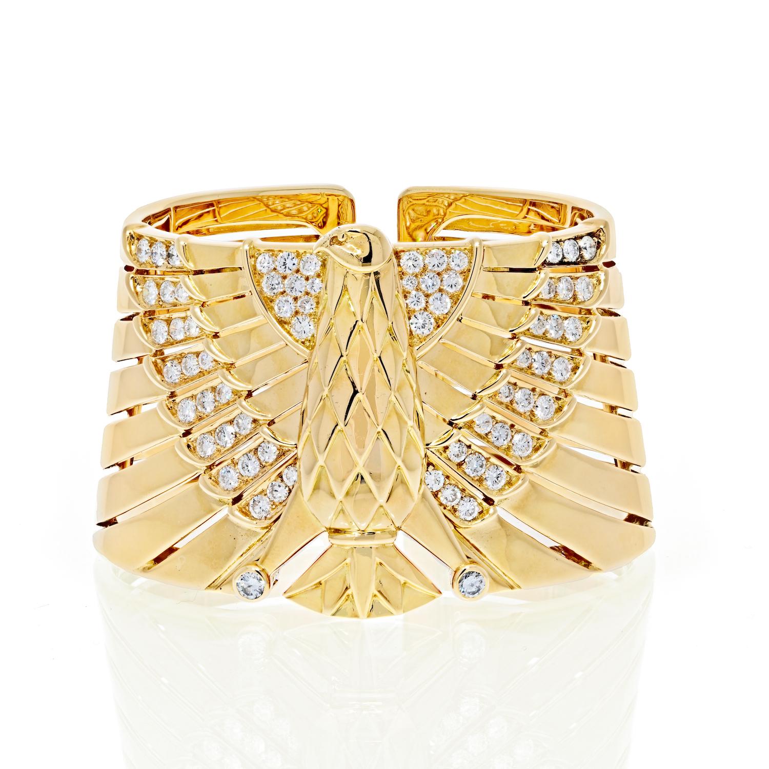 Absolument stupéfiant, si spécial et unique, ce bracelet égyptien Revival Horus Falcon Diamond de Cartier est tout ! 

Réalisé en or jaune 18k avec des diamants taille ronde d'environ 4,30 carats, couleur F/G, pureté VS. Le poids total du bracelet