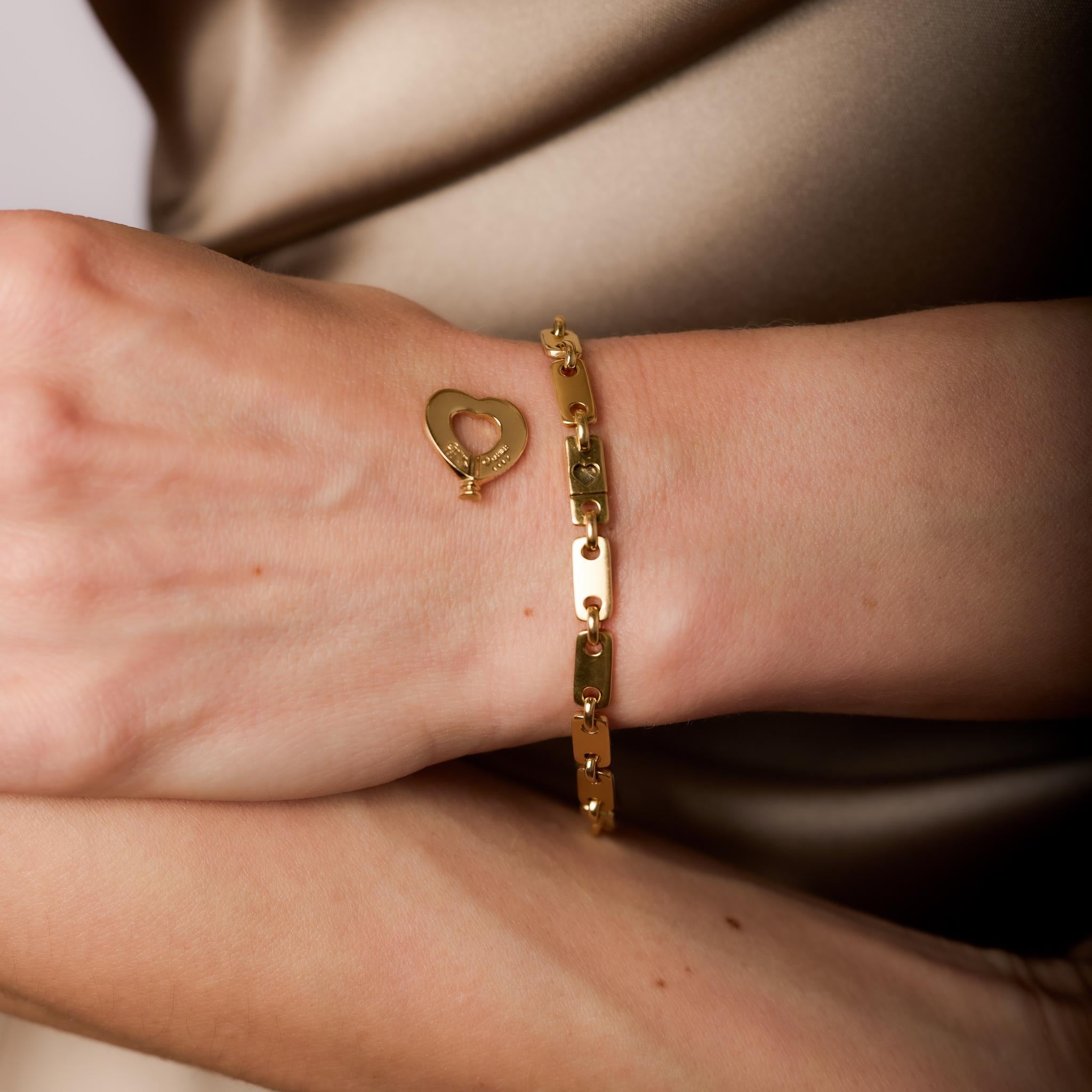 This vintage 1997 Cartier Fidelity Bracelet in 18k yellow gold features a delicate heart key charm, symbolizing love and commitment. Signed, numbered, and hallmarked, this elegant piece embodies timeless Cartier craftsmanship.

Brand: Cartier
Metal: