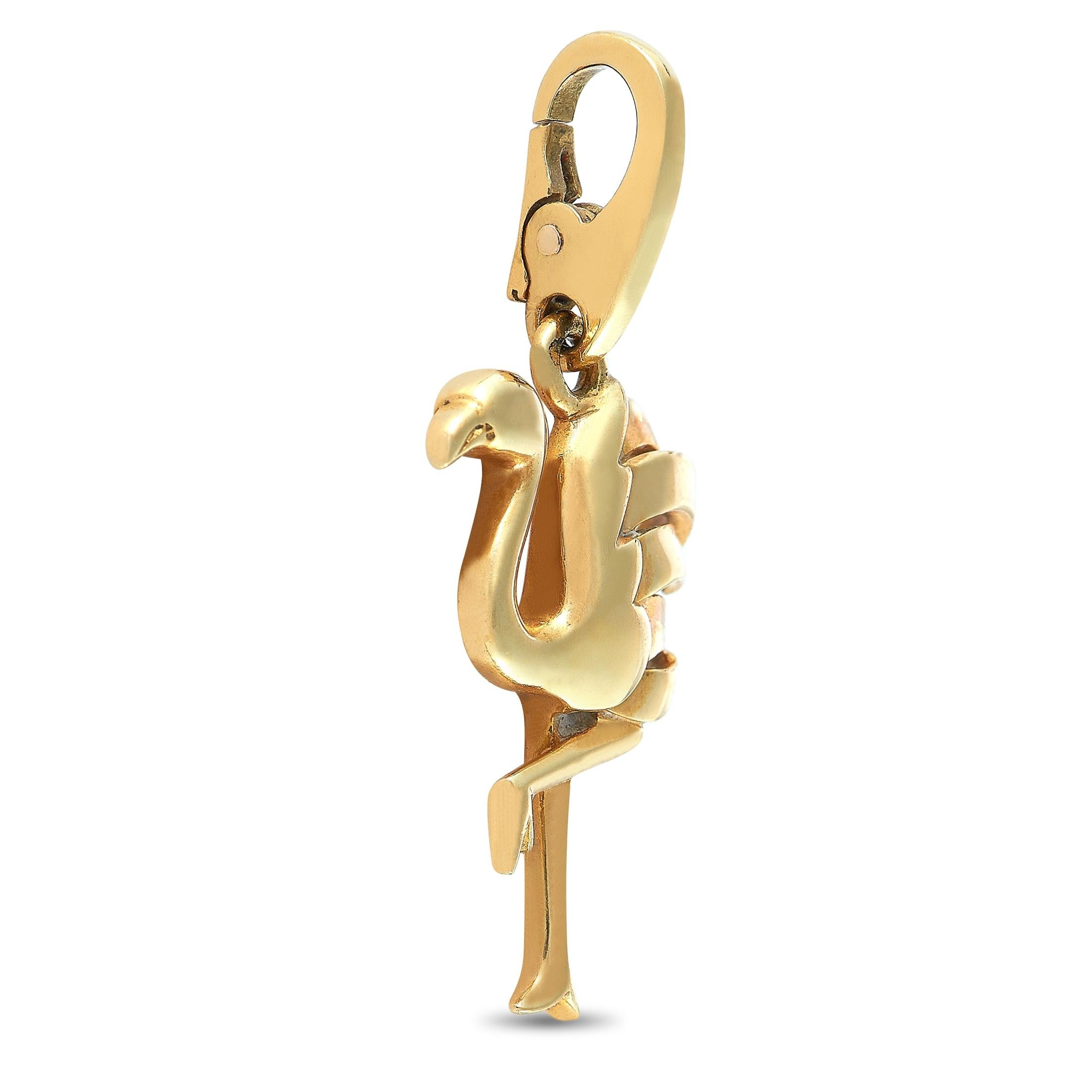 Dieser Flamingo-Charm von Cartier ist aus 18 Karat Gelbgold gefertigt und wiegt 3::2 Gramm. Er misst 1::25