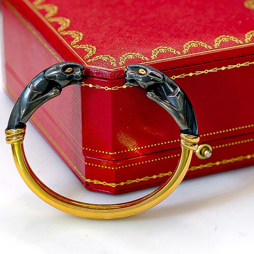 Cartier: 18 Karat Gelbgold Hämatit-Doppelpanther-Manschettenarmband Damen im Angebot