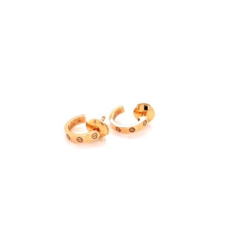 Diese wunderschönen und klassischen Cartier Love Creolen sind aus 18 Karat Gelbgold gefertigt. Die Breite beträgt 2::65 mm und der Innendurchmesser misst 10 mm. Diese Ohrringe werden mit Originalverpackung:: Echtheitszertifikat und Anleitung