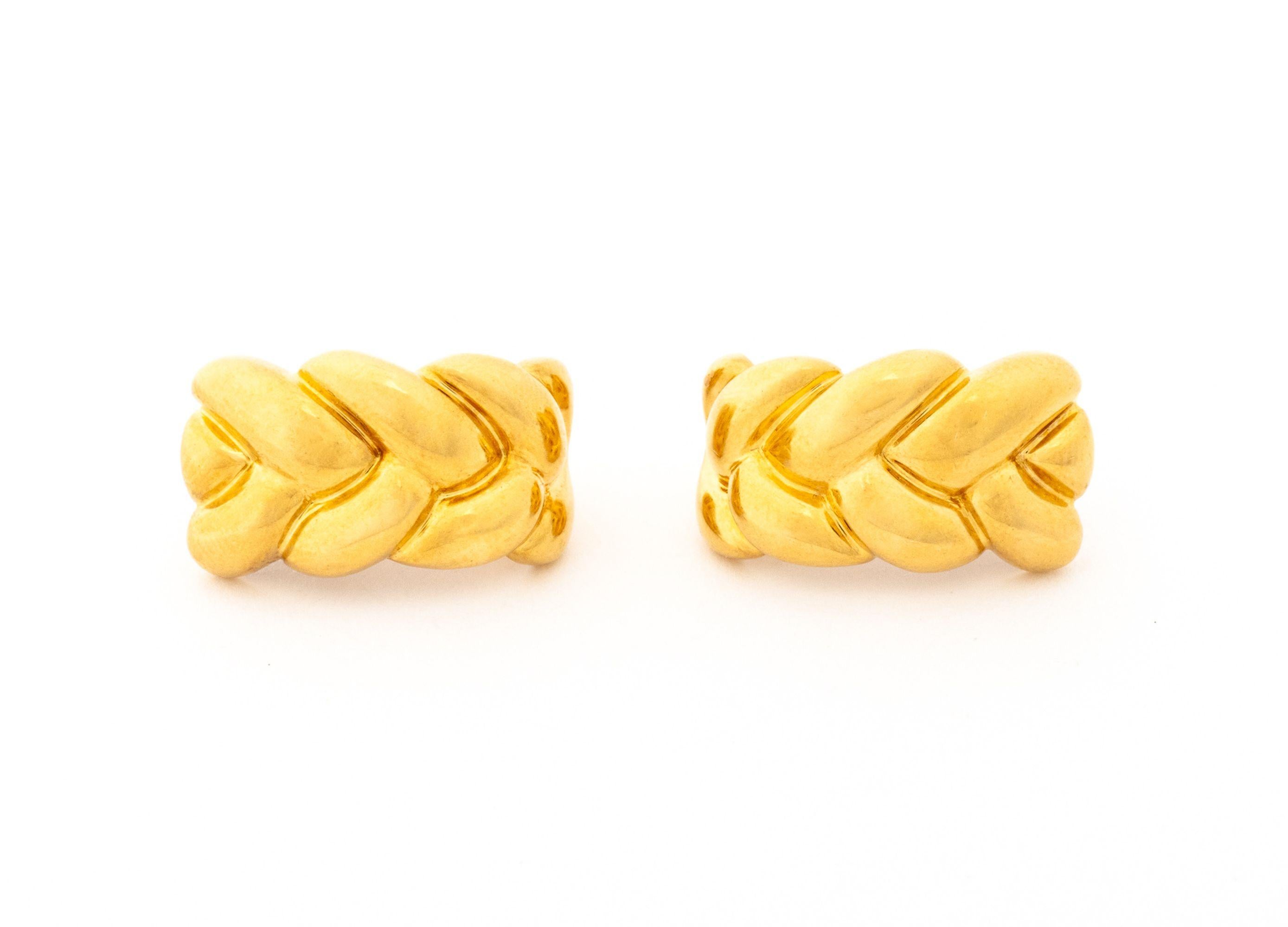 Boucles d'oreilles Huggie en or jaune 18 carats, design tressé brillamment poli, portées sur les lobes d'oreilles en tant que clip-ons avec des dos à levier et des pad, marquées : 