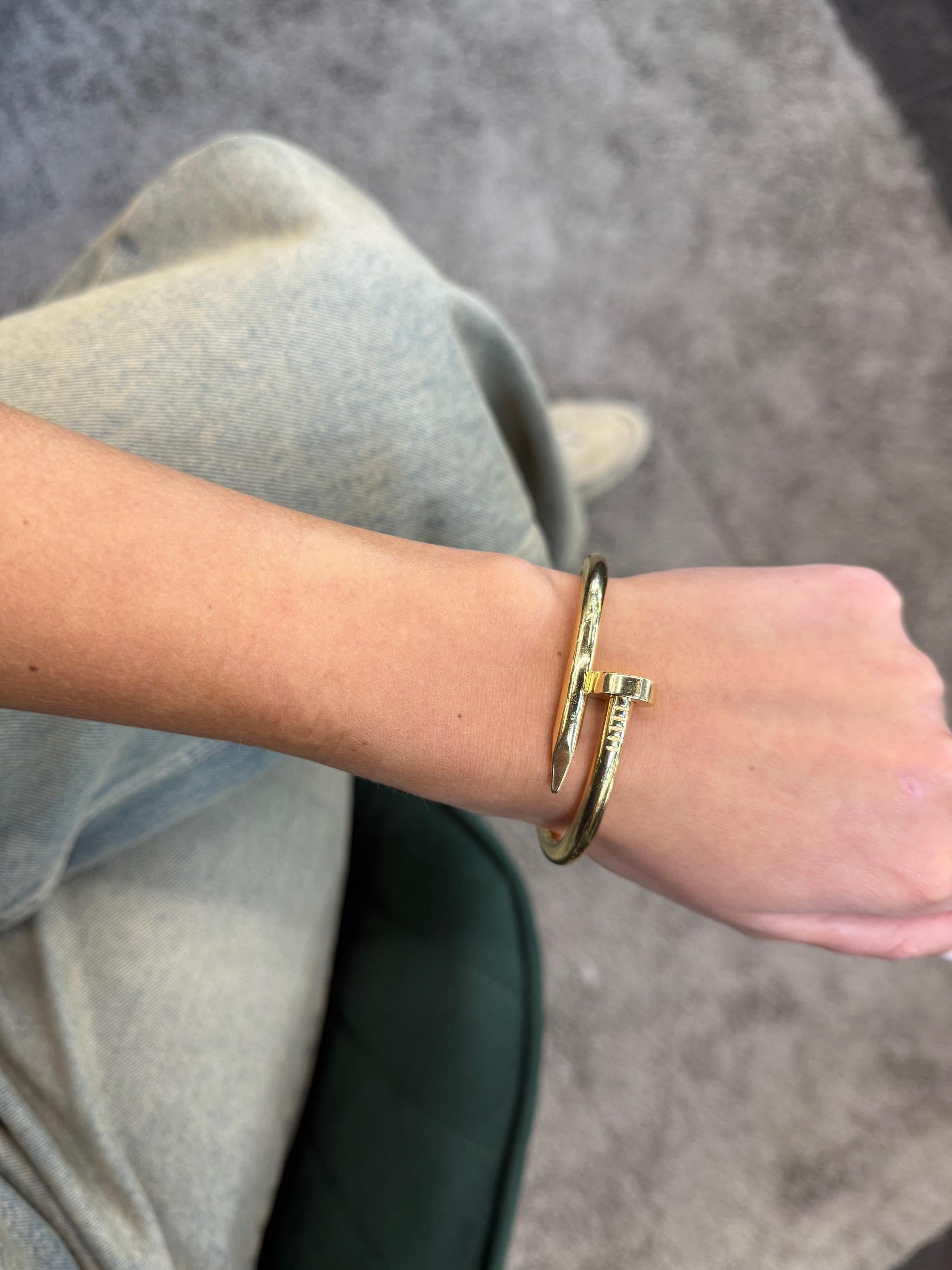 Cartier, grand bracelet modèle Juste Un Clou en or jaune 18 carats, taille 17 Excellent état - En vente à New York, NY