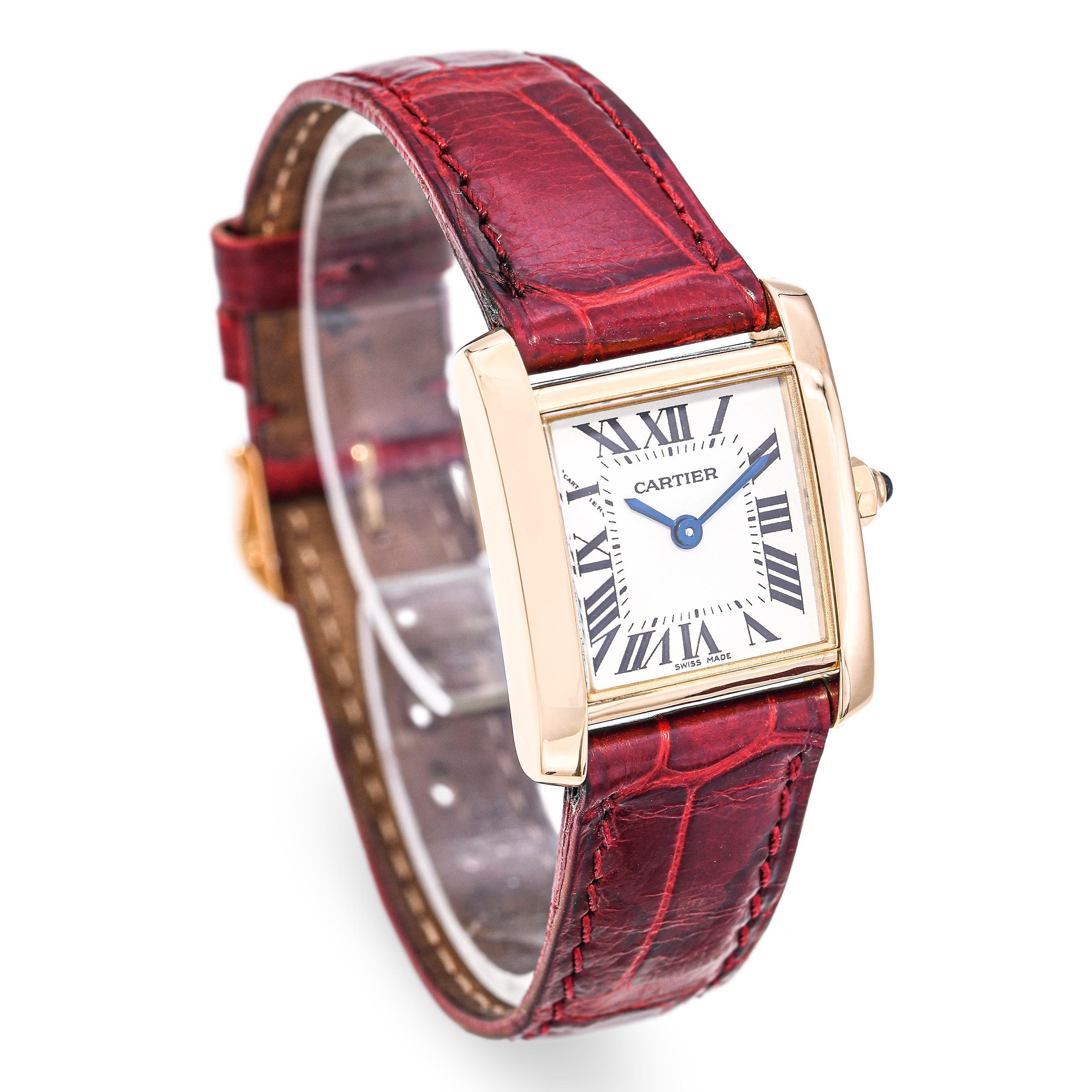 Cette montre Cartier Tank Française est réalisée en or jaune 18 carats, mettant en valeur le boîtier rectangulaire emblématique de la marque et son élégance intemporelle. Conçue pour les femmes, elle allie le style classique de Cartier à une