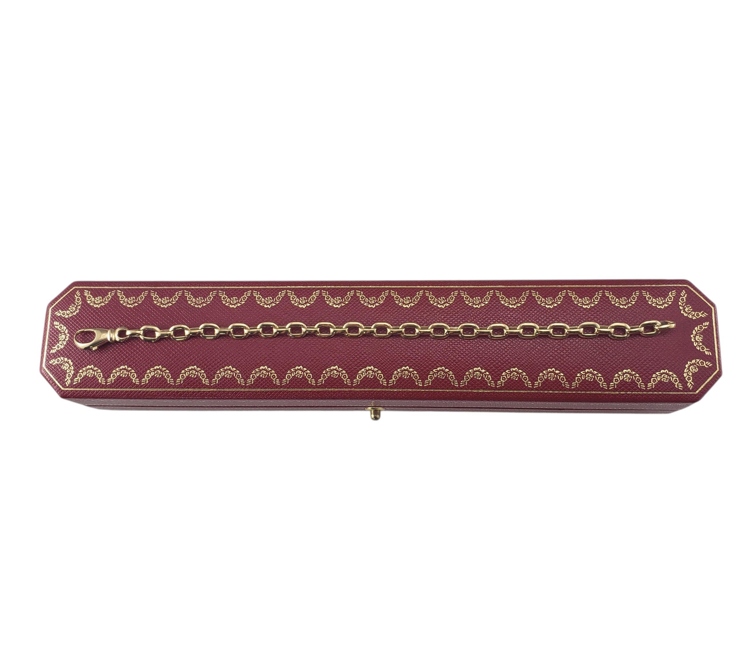 Bracelet à maillons en or jaune 18K de Cartier

Un design classique de Cartier réalisé en or jaune massif 18 carats. Ce bracelet présente des maillons rectangulaires allongés et audacieux, avec une finition polie, fixés par une solide griffe de