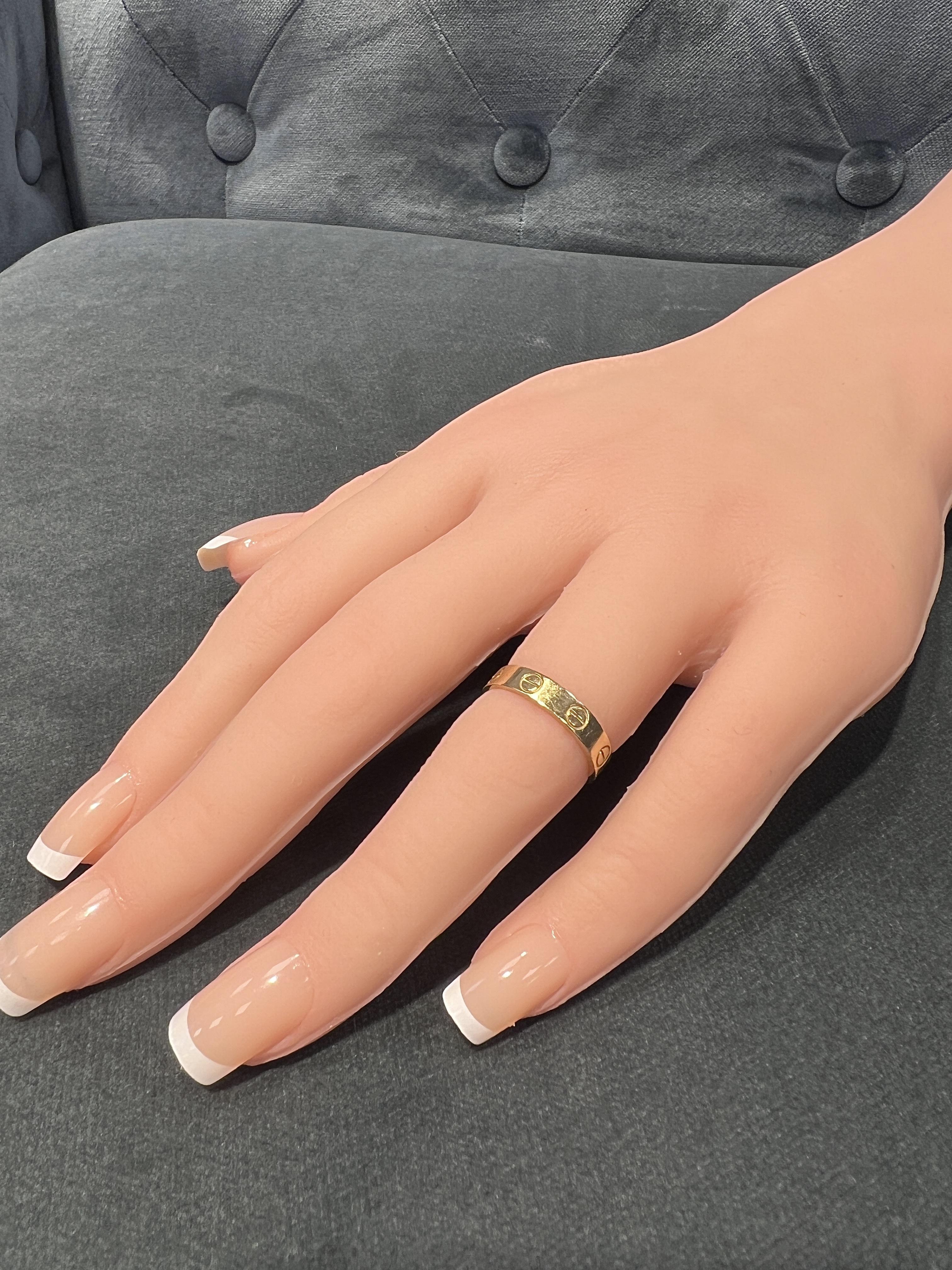 Bague Love Band en or jaune 18k de Cartier en vente 1