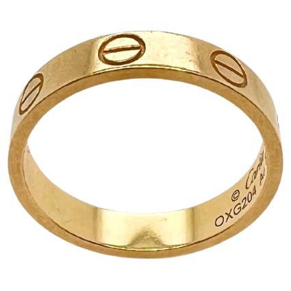 Bague Love Band en or jaune 18k de Cartier en vente