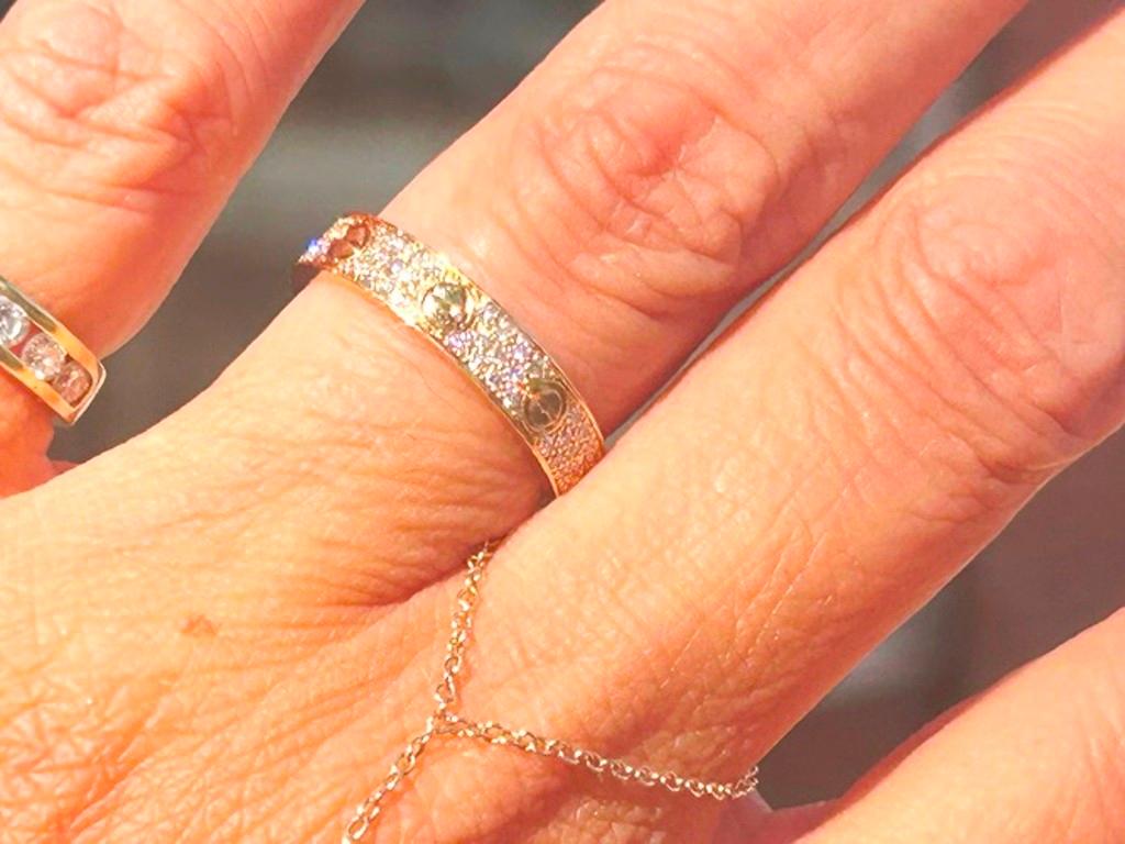 Kommt mit original Box & Papieren / Beutel & Tasche 
 
Marke

Cartier 

Modell

Liebe (Hochzeitsband) 

Seriennummer

VEXXXX

Metall 

18K Gelbgold

Wahrzeichen

Cartier / Seriennummer / 750 / Cartier Punzierungen 

Ringgröße  
 
52  